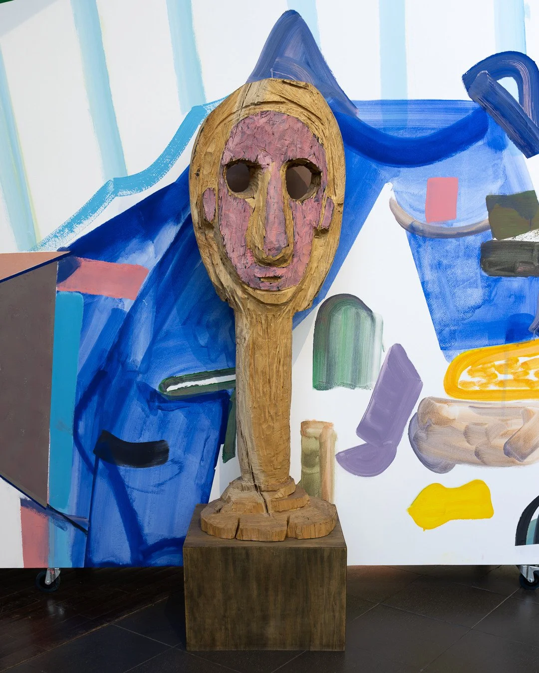 AMY SILLMAN. OH, CLOCK! &ndash; SAMMLUNGSPR&Auml;SENTATION⁠
Ludwig Forum f&uuml;r Internationale Kunst, Aachen &ndash; 24.05.2026⁠
⁠
GEORG BASELITZ⁠
Scheibenkopf, 1986⁠
⁠
Der Scheibenkopf steht vor einer Schiebewand auf Rollen, eigens f&uuml;r die Au