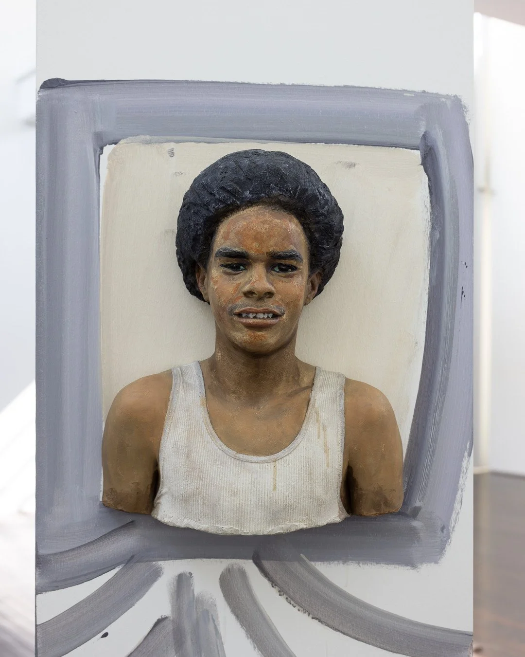 AMY SILLMAN. OH, CLOCK! &ndash; SAMMLUNGSPR&Auml;SENTATION⁠
Ludwig Forum f&uuml;r Internationale Kunst, Aachen &ndash; 24.05.2026⁠
⁠
JOHN AHEARN⁠
A Boy from Puerto Rico, 1982⁠
⁠
Hier wird es ganz direkt: Die B&uuml;ste wird durch einen gemalten Rahme