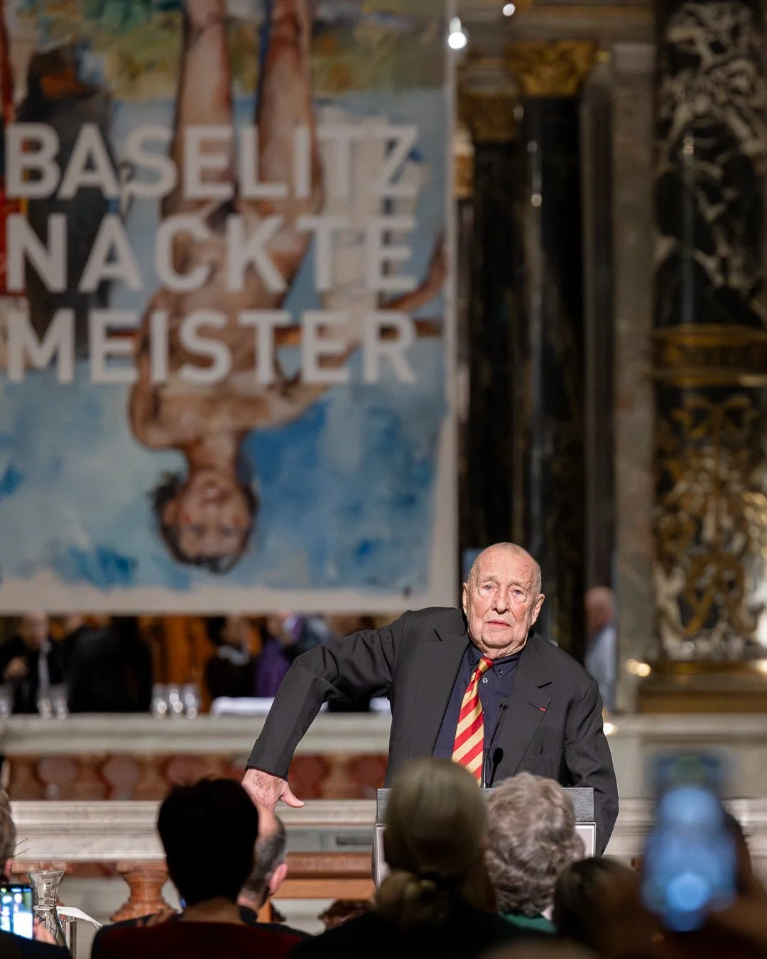 GEORG BASELITZ (1938&ndash;2026)⁠
Kunsthistorisches Museum Wien⁠
⁠
Er selbst &ndash; fast schon eine Skulptur⁠
in dieser dramatischen Geste.⁠
Nicht nur das hat mich an ihm beeindruckt.⁠
⁠
He himself &ndash; almost a sculpture⁠
in that dramatic gestur