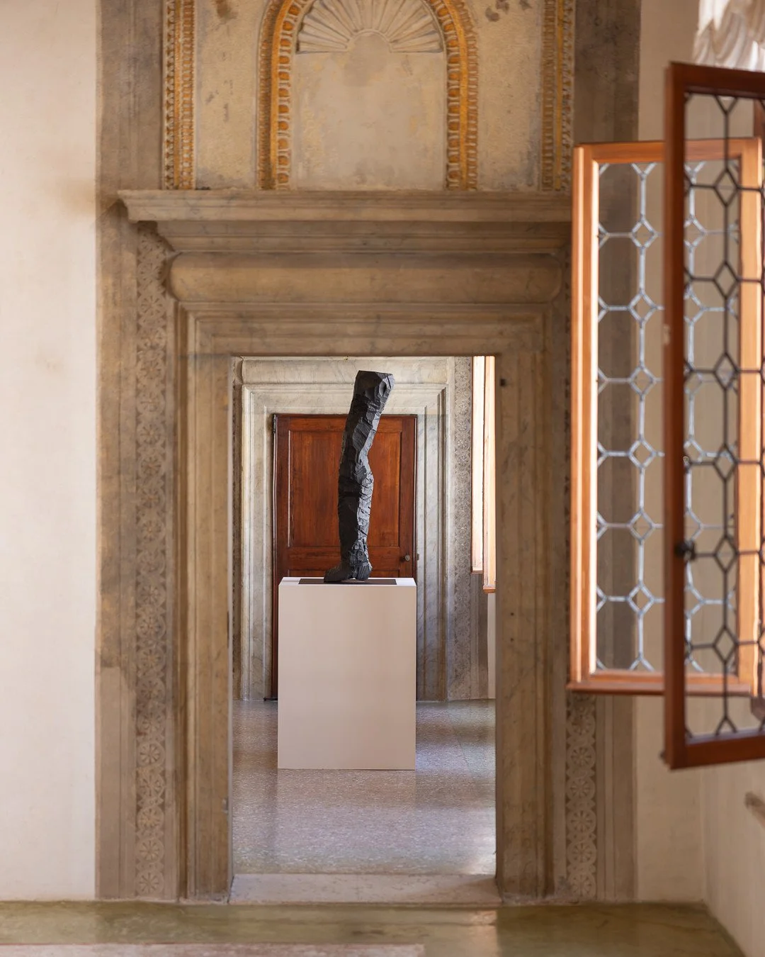 GEORG BASELITZ (1938&ndash;2026)⁠
Palazzo Grimani, Venedig⁠
⁠
Die Skulptur &ndash;⁠
aufgerichtet, stark, schroff.⁠
Selbst als Fragment behauptet sie sich im Raum.⁠
⁠
The sculpture &ndash;⁠
upright, strong, raw.⁠
Even as a fragment, it asserts itself 