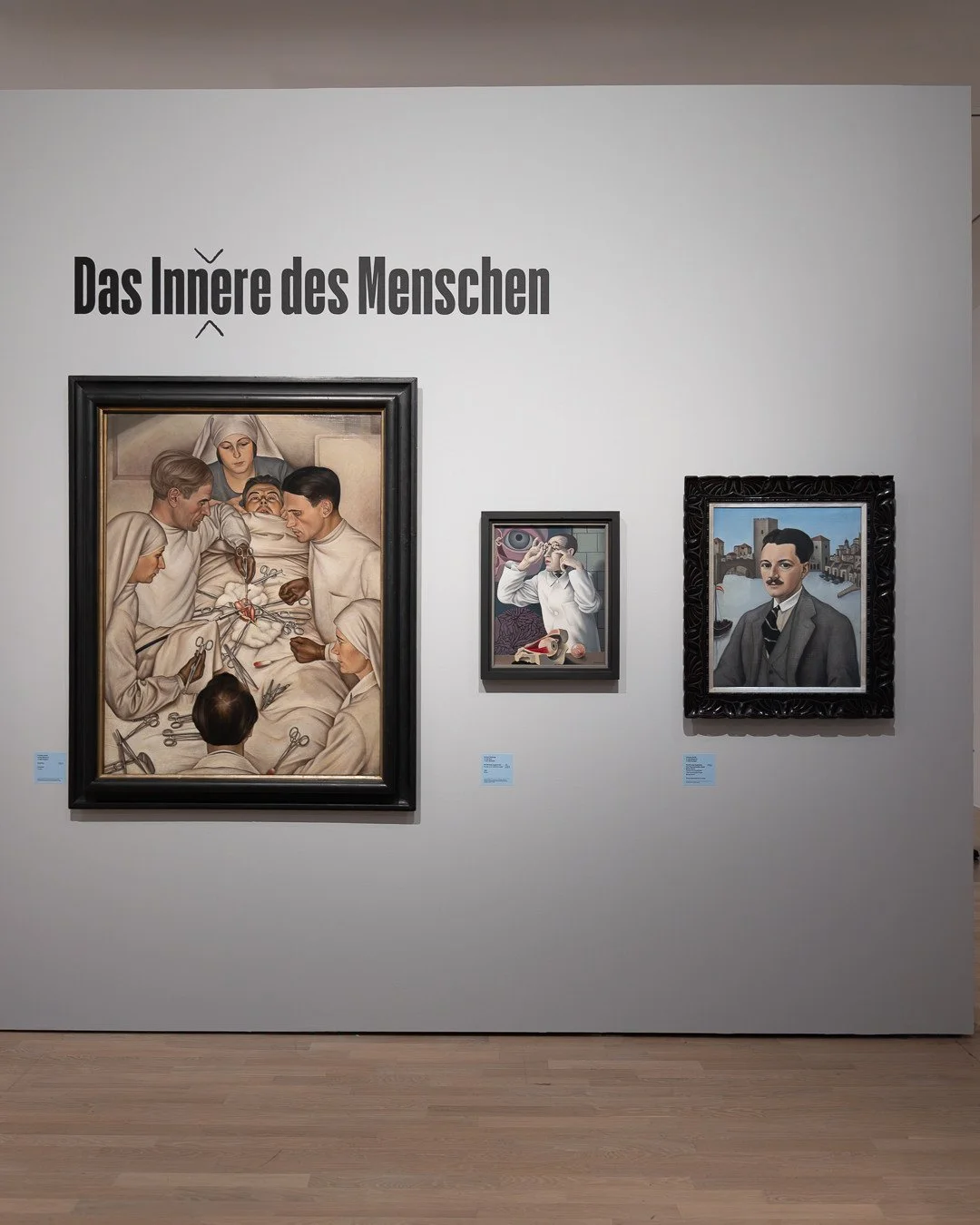 EIN FERNGESPR&Auml;CH. SZENEN AUS DER WEIMARER REPUBLIK⁠
Lenbachhaus, M&uuml;nchen &ndash; bis 27. September 2026⁠
⁠
DAS INNERE DES MENSCHEN⁠
⁠
Links:⁠
CHRISTIAN SCHAD⁠
Operation, 1929⁠
⁠
Die pr&auml;zis umrissenen Figuren wirken heute fast wie Proto