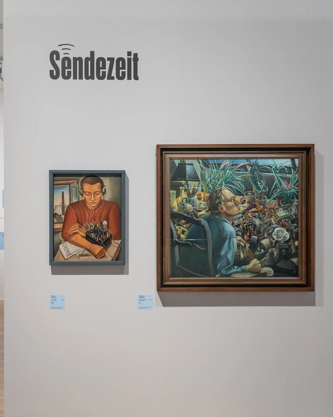 EIN FERNGESPR&Auml;CH. SZENEN AUS DER WEIMARER REPUBLIK⁠
Lenbachhaus, M&uuml;nchen &ndash; bis 27. September 2026⁠
⁠
SENDEZEIT⁠
⁠
MAX RADLER⁠
Der Radioh&ouml;rer, 1930⁠
Lenbachhaus, M&uuml;nchen⁠
⁠
Radio wurde in den 1920er-Jahren zum Symbol der Mode
