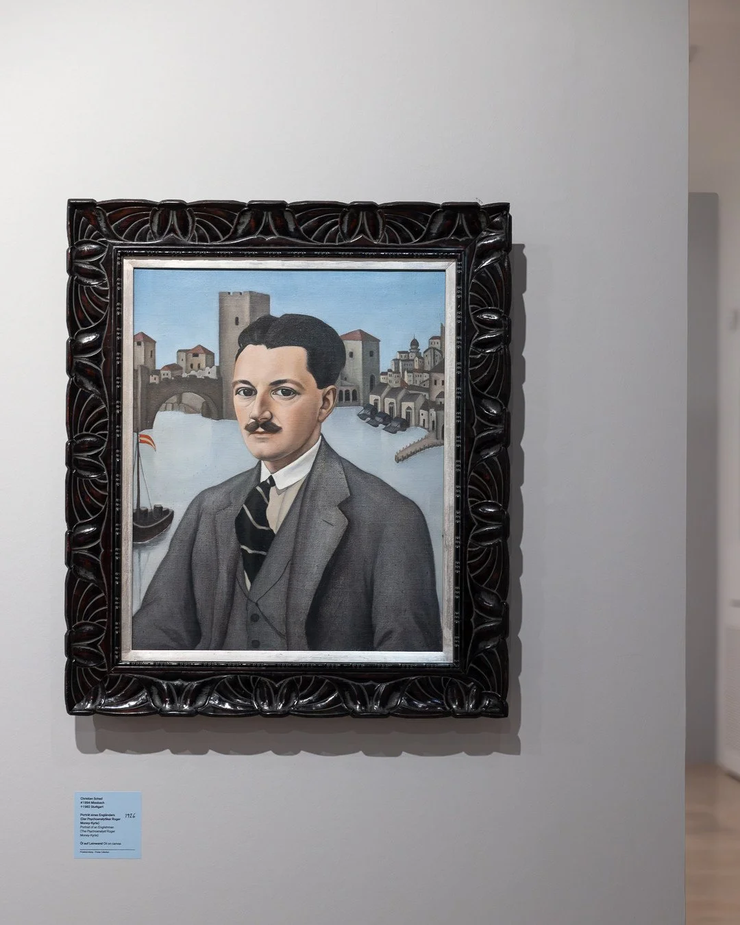 EIN FERNGESPR&Auml;CH. SZENEN AUS DER WEIMARER REPUBLIK⁠
Lenbachhaus, M&uuml;nchen &ndash; bis 27. September 2026⁠
⁠
CHRISTIAN SCHAD⁠
Portr&auml;t eines Engl&auml;nders (Der Psychoanalytiker Roger Money-Kyrle), 1926⁠
⁠
Der Titel funktioniert fast dop
