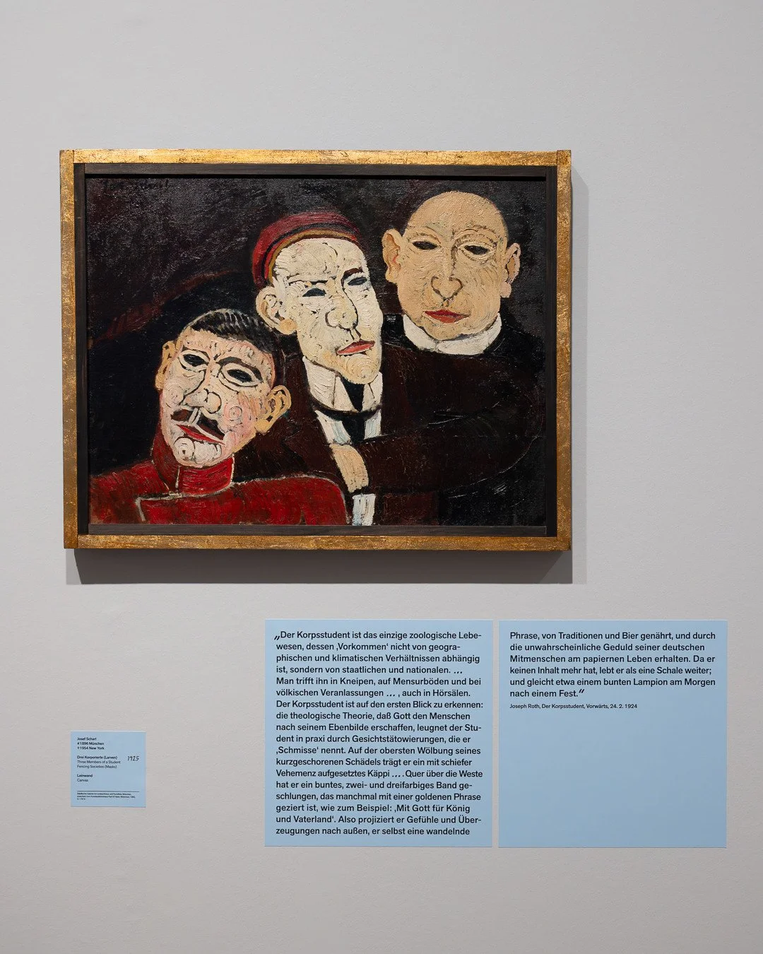 EIN FERNGESPR&Auml;CH. SZENEN AUS DER WEIMARER REPUBLIK⁠
Lenbachhaus, M&uuml;nchen &ndash; bis 27. September 2026⁠
⁠
DER SCHMISS⁠
⁠
JOSEF SCHARL⁠
Drei Korporierte (Larven) | Three Members of a Student Fencing Society (Masks), 1925⁠
⁠
Scharl zeigt die