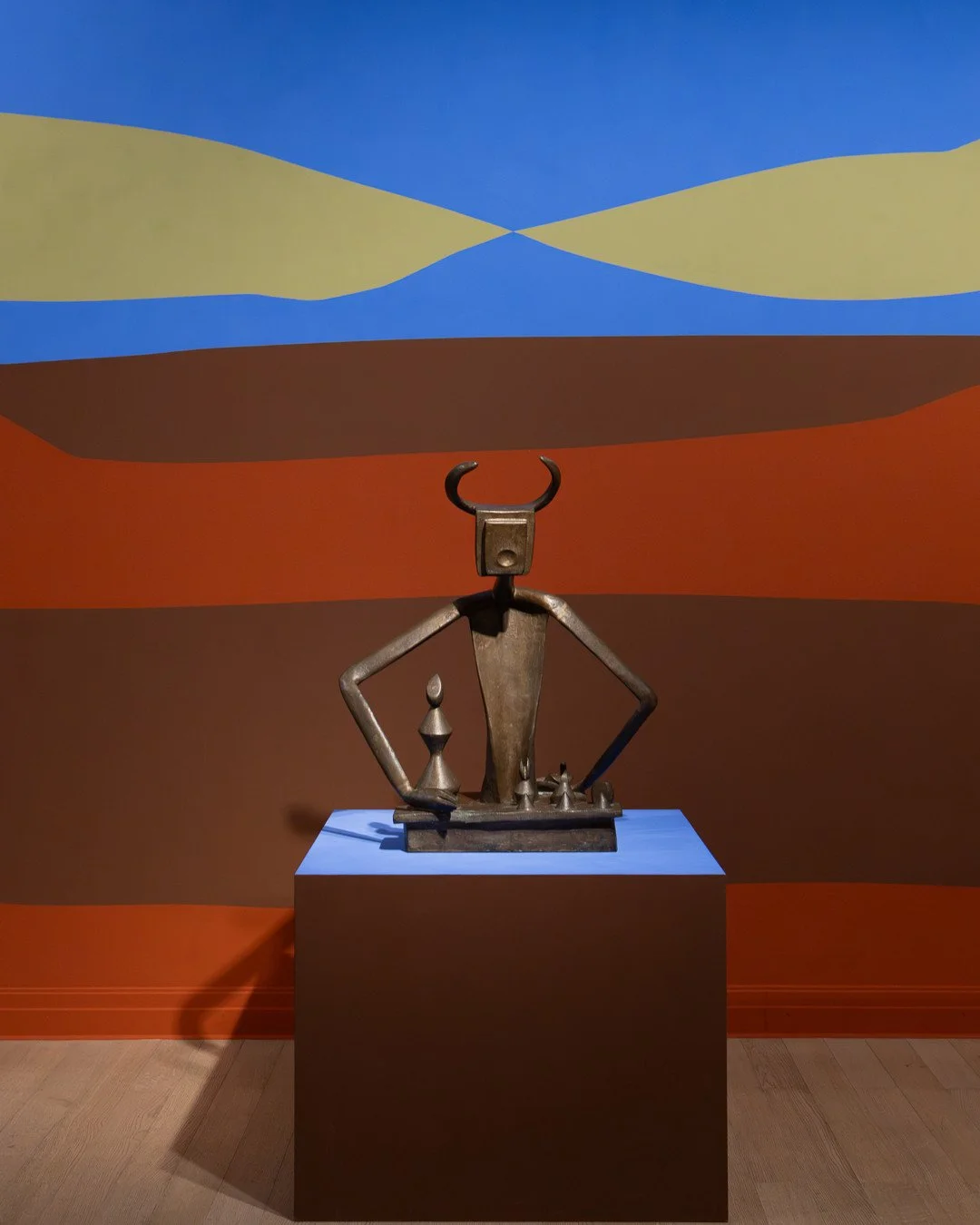 NEW PERSPECTIVES⁠
Max Ernst Museum Br&uuml;hl &ndash; bis 05.07.2026⁠
⁠
MAX ERNST⁠
The King Playing with the Queen, 1944⁠
⁠
FRAUKE DANNERT⁠
Stein auf Stein, 2024⁠
Wandmalerei | Mural⁠
⁠
Die Wandmalerei von @fraukedannert &uuml;bertr&auml;gt die Farbi