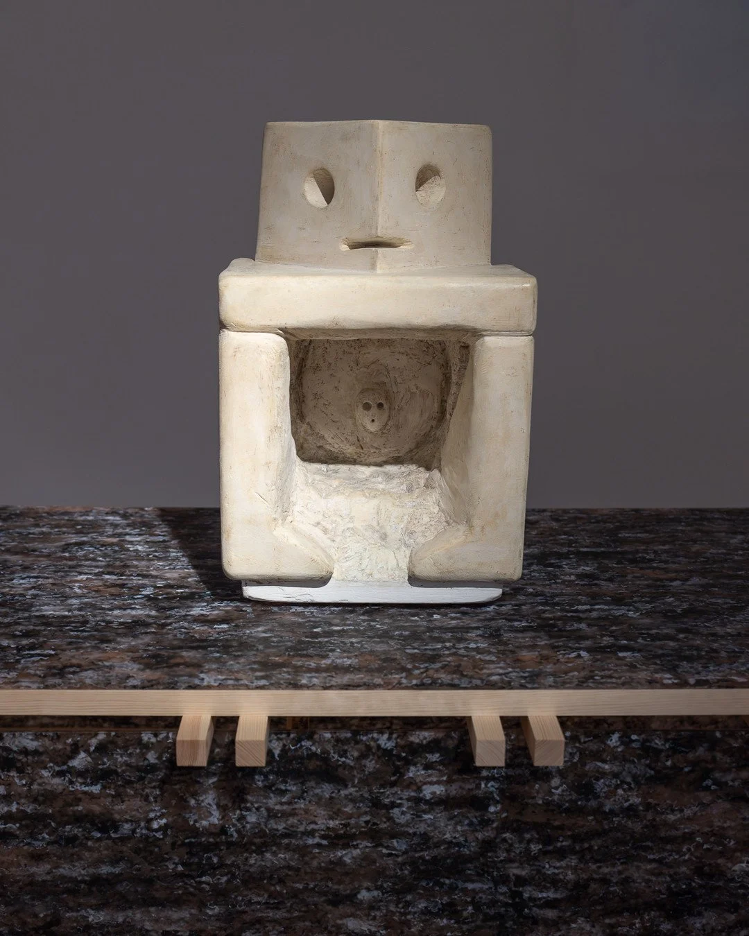 NEW PERSPECTIVES⁠
Max Ernst Museum Br&uuml;hl &ndash; bis 05.07.2026⁠
⁠
MAX ERNST⁠
Le mus&eacute;e de l'homme | Das V&ouml;lkerkundemuseum, 1965⁠
⁠
Der Sockel von @marionverboomstudio wirkt wie eine arch&auml;ologische Fortsetzung der Figur &ndash; n