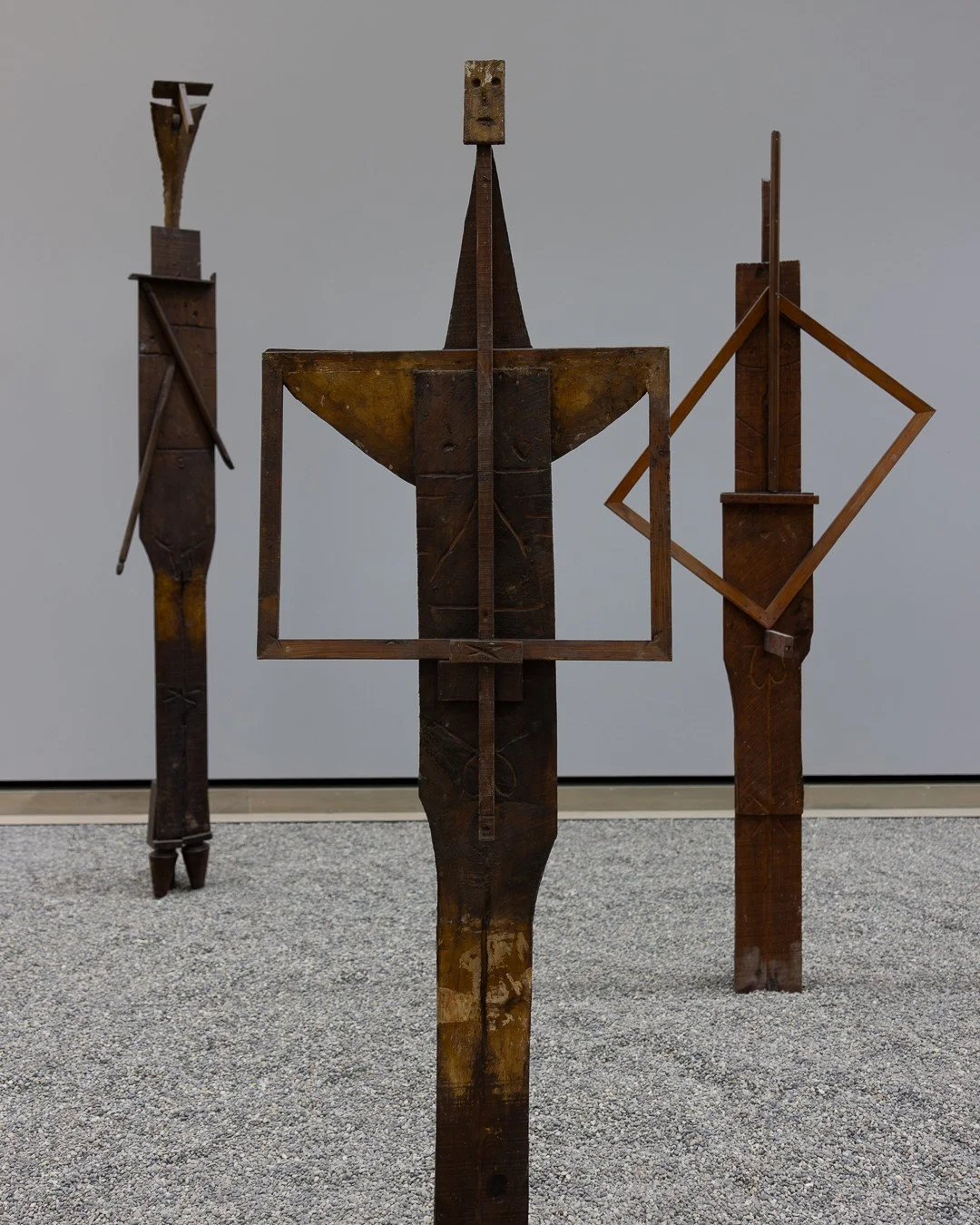 PABLO PICASSO⁠
Die Badenden | Bathers, 1956⁠
⁠
Fundholzst&uuml;cke, zusammen montiert und bearbeitet⁠
Found pieces of wood, assembled and reworked⁠
⁠
Aus gefundenen Holzst&uuml;cken entstehen sechs Badende. Picasso setzt Balken, Bretter und Rahmen zu