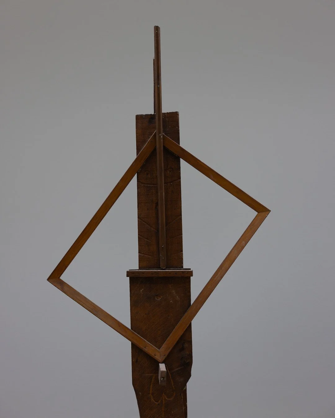 PABLO PICASSO⁠
Die Badenden | Bathers, 1956⁠
⁠
Fundholzst&uuml;cke, zusammen montiert und bearbeitet⁠
Found pieces of wood, assembled and reworked⁠
⁠
Ein leerer Holzrahmen ohne Bild &ndash; und doch zentral f&uuml;r die Figur.⁠
⁠
Picasso l&ouml;st de