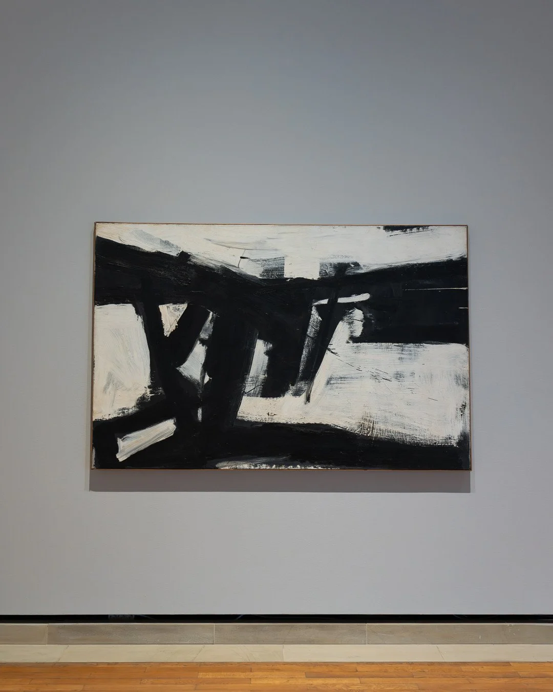 FRANZ KLINE⁠
Untitled | Ohne Titel, 1958⁠
⁠
Schwarze und wei&szlig;e Pinselz&uuml;ge treffen in kraftvollen Bewegungen aufeinander. Die Komposition wirkt spontan und unmittelbar, ist jedoch sorgf&auml;ltig ausbalanciert.⁠
⁠
Kline geh&ouml;rt zu den p