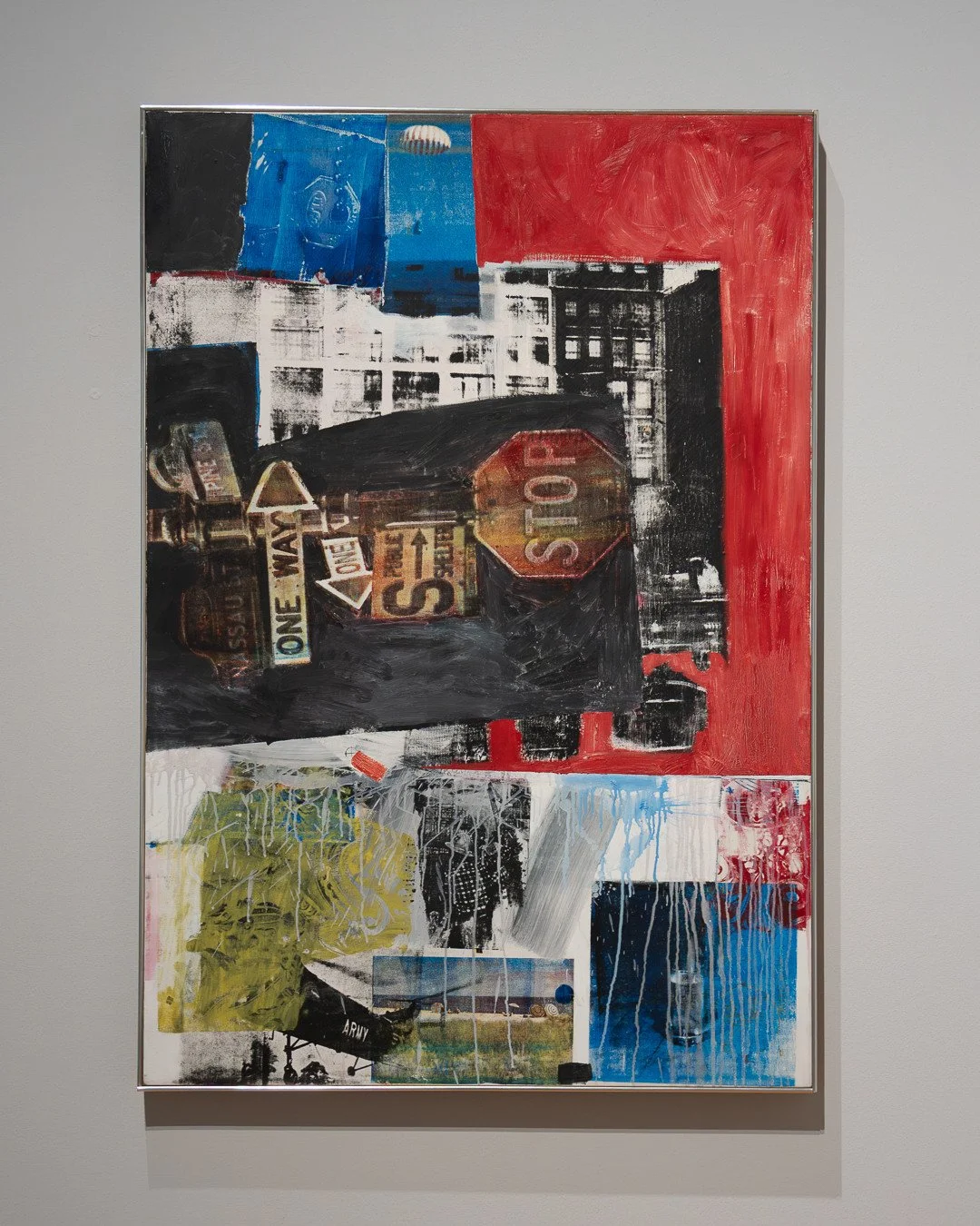 ROBERT RAUSCHENBERG⁠
Spot | Fleck, 1963⁠
⁠
Rauschenberg verbindet Malerei, Fotografie und Fundmaterial zu vielschichtigen Bildwelten. Stra&szlig;enschilder, Architekturfragmente und Farbfelder begegnen sich in scheinbar spontanen &Uuml;berlagerungen.