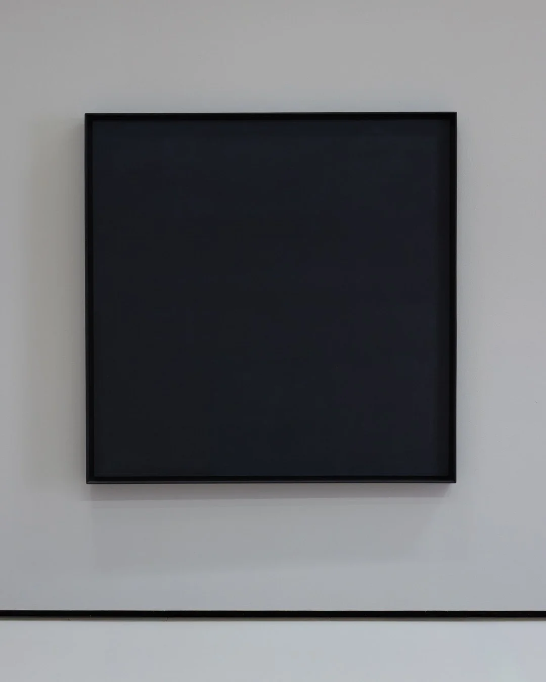 AD REINHARDT⁠
Abstract Painting | Abstraktes Gem&auml;lde, 1960/64⁠
⁠
Fast schwarz, und doch voller Nuancen. Erst beim l&auml;ngeren Betrachten werden die feinen Unterschiede innerhalb der dunklen Bildfl&auml;che sichtbar.⁠
⁠
Das Bild fordert Zeit &n