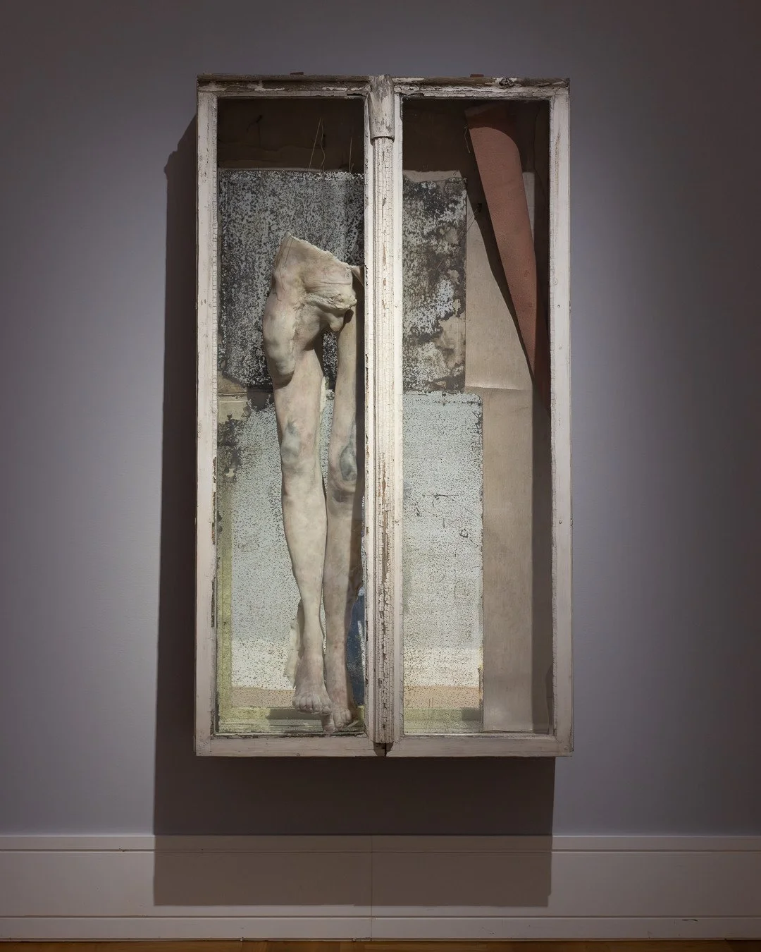 BERLINDE DE BRUYCKERE⁠
Need III, 2023&ndash;2024⁠
⁠
Wachs, Holz, Glas, Spiegel, Linoleum, Seil, Metall⁠
Courtesy of the artist and Hauser &amp; Wirth⁠
⁠
Der menschliche K&ouml;rper erscheint fragmentiert und verletzlich. Eingeschlossen in einen alten