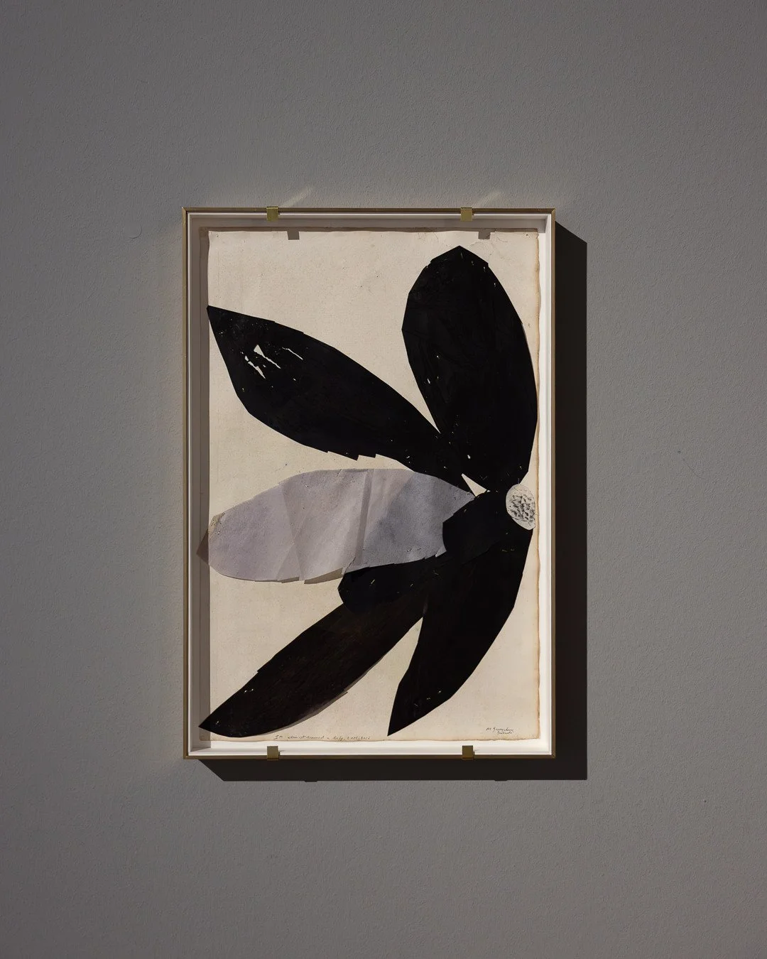 BERLINDE DE BRUYCKERE⁠
It almost seemed a lily, 2025&ndash;2026⁠
⁠
Collagen aus verschiedenen Papieren, Kohlepapier, Goldfaden auf Papier, Messingrahmen⁠
Courtesy of the artist and Hauser &amp; Wirth⁠
⁠
Schwarze und helle Formen &uuml;berlagern sich 