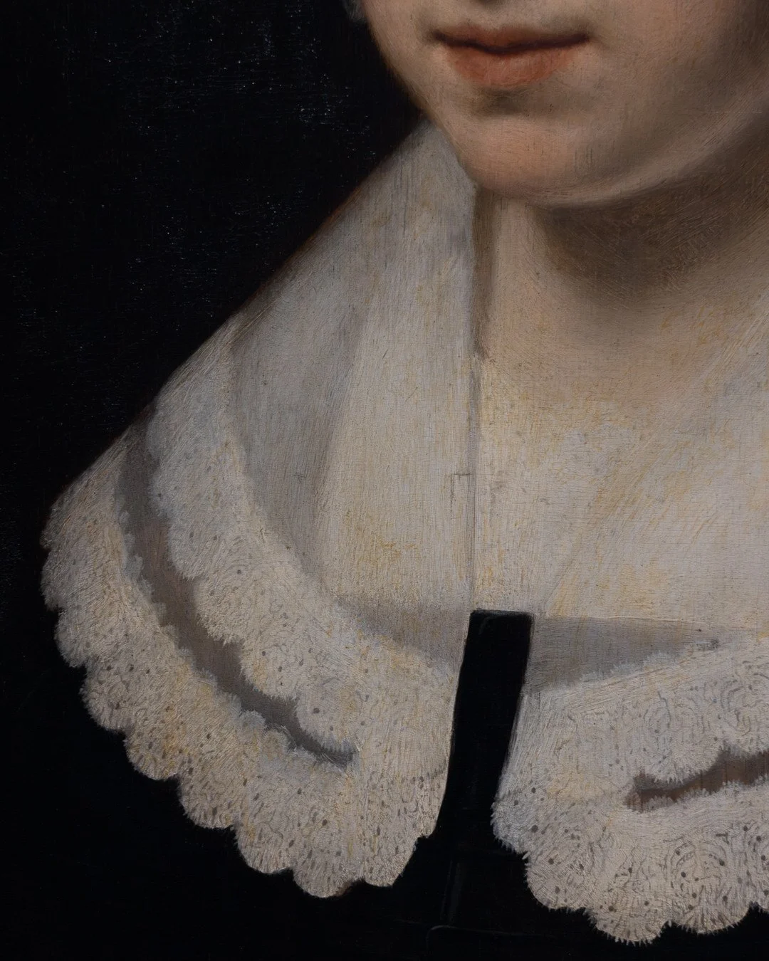 BARTHOLOMEUS VAN DER HELST⁠
Bildnis einer jungen Frau | Portrait of a Young Lady (Detail), um 1640⁠
⁠
Spitze, Stoff und Haut werden mit erstaunlicher Pr&auml;zision beschrieben. Selbst aus n&auml;chster N&auml;he bleibt die Malerei leicht und selbstv