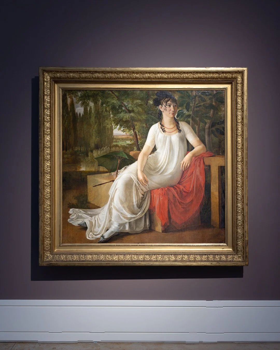 GOTTLIEB SCHICK⁠
Wilhelmine Cotta, 1802⁠
⁠
Wei&szlig;e Kleidung, roter Schal und die Landschaft im Hintergrund bilden ein fein abgestimmtes Farbgef&uuml;ge.⁠
⁠
Die entspannte Haltung und der direkte Blick verleihen dem Portr&auml;t eine bemerkenswert