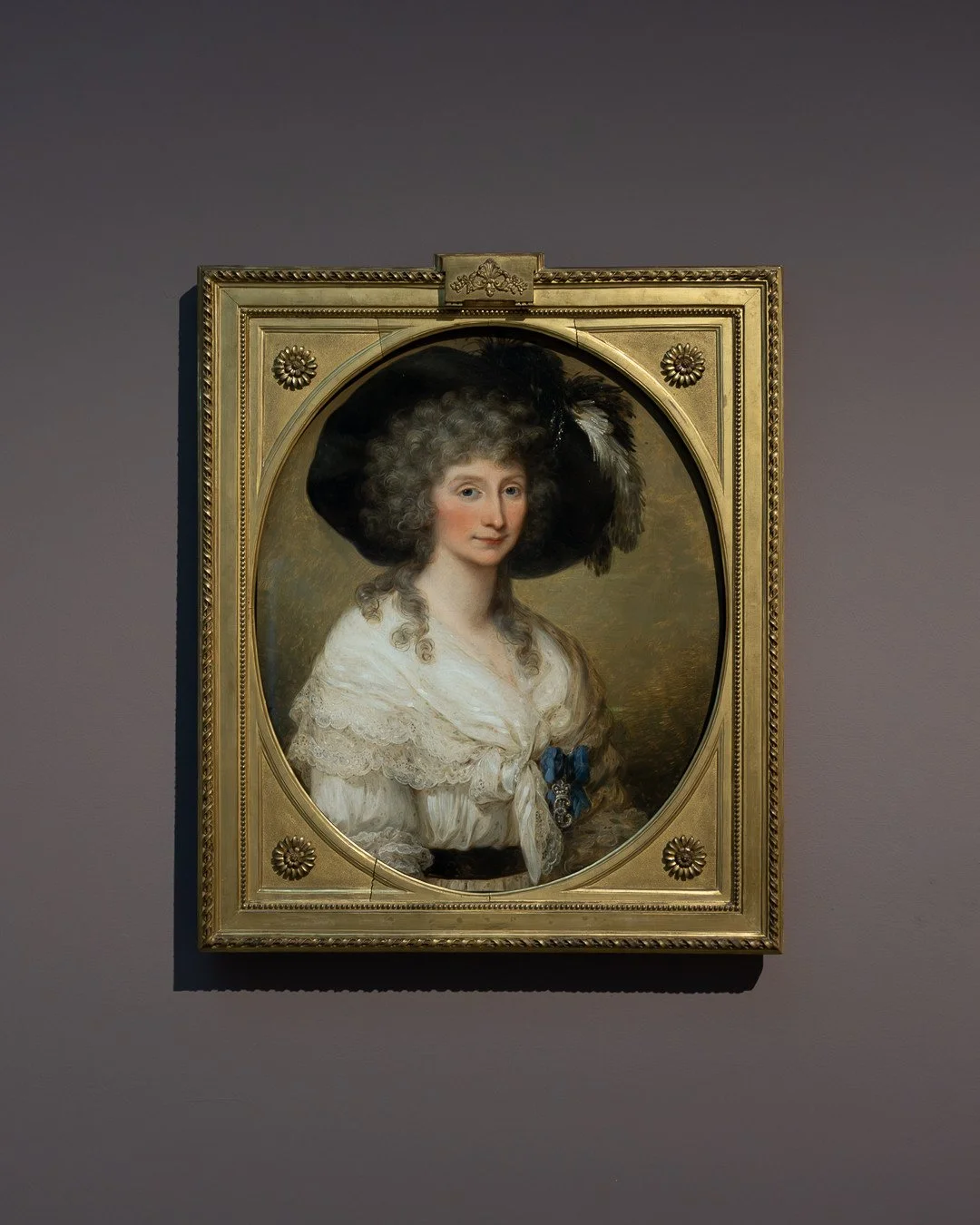 ANGELICA KAUFFMANN⁠
Freifrau von Bauer | Baroness von Bauer, 1786⁠
⁠
Der gro&szlig;e schwarze Hut, die feine Spitze und das helle Kleid verleihen dem Portr&auml;t Eleganz und Leichtigkeit.⁠
⁠
Angelica Kauffmann z&auml;hlt zu den bedeutendsten K&uuml;