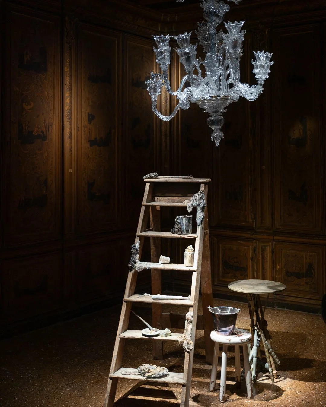 THE ONLY TRUE PROTEST IS BEAUTY⁠
&ndash; 04.10.2026⁠
FONDAZIONE DRIES VAN NOTEN, PALAZZO PISANI MORETTA, VENEDIG | VENICE⁠
⁠
ATELIER LACHAERT DHANIS⁠
Trompe l&rsquo;oeil, 2019&ndash;2022⁠
Bronze, patina⁠
⁠
Was zun&auml;chst wie die zur&uuml;ckgelasse