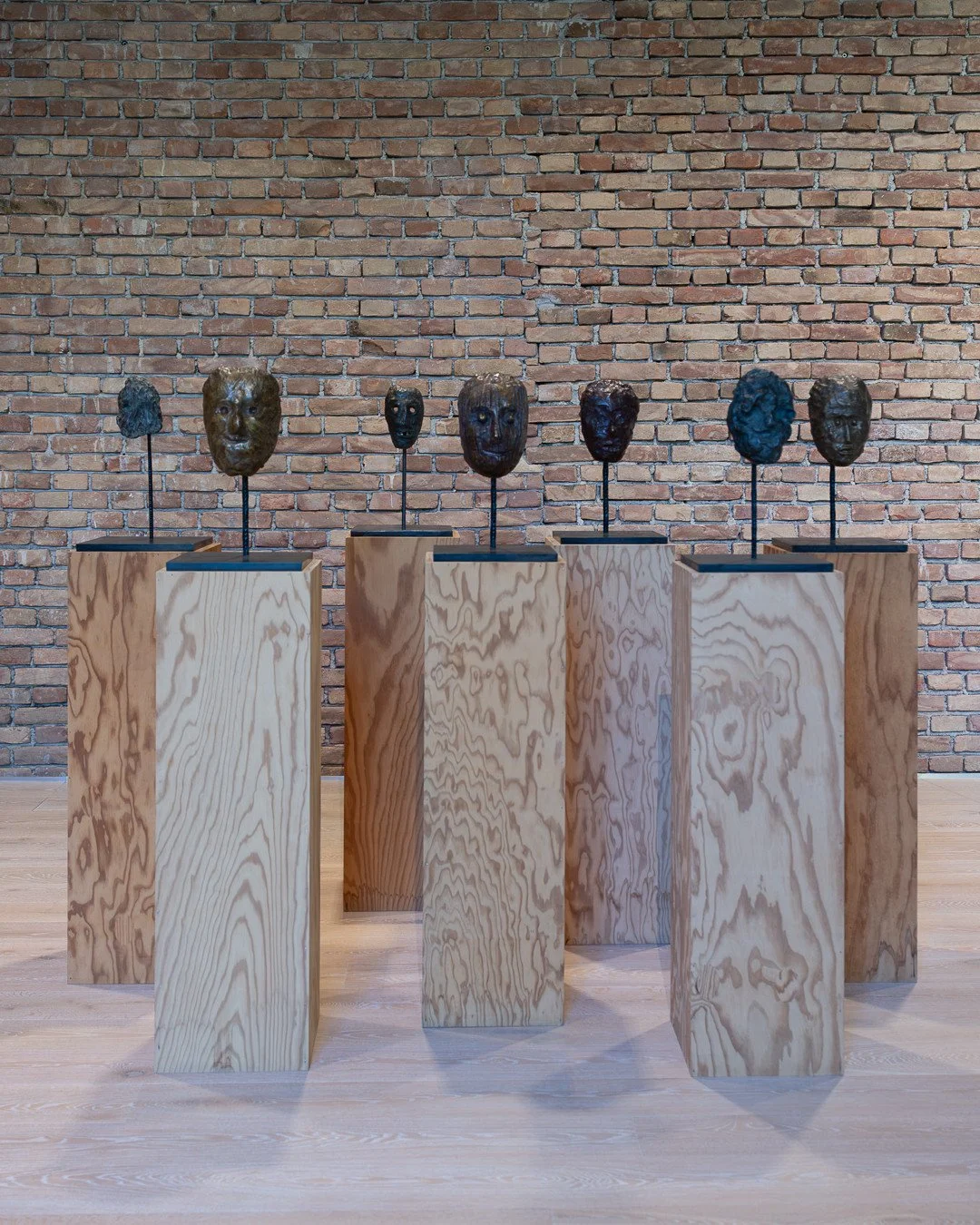 K&Ouml;NNT IHR NOCH? KUNST UND DEMOKRATIE | ARE WE STILL UP TO IT? ART AND DEMOCRACY⁠
&ndash; 18.10.2026⁠
K&Ouml;NIGSKLASSE, SAMMLUNG MODERNE KUNST⁠
SCHLOSS HERRENCHIEMSEE⁠
⁠
G&Uuml;NTHER F&Ouml;RG⁠
Ohne Titel (Masken) | Untitled (Masks), 1996⁠
Bronz