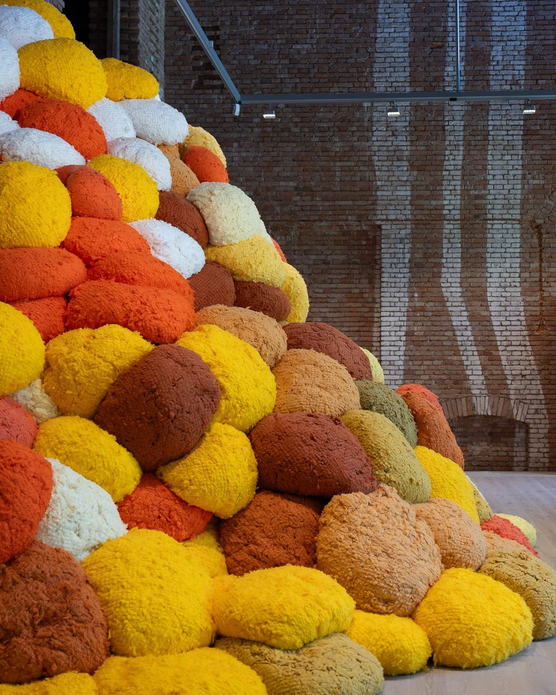 K&Ouml;NNT IHR NOCH? KUNST UND DEMOKRATIE | ARE WE STILL UP TO IT? ART AND DEMOCRACY⁠
&ndash; 18.10.2026⁠
K&Ouml;NIGSKLASSE, SAMMLUNG MODERNE KUNST⁠
SCHLOSS HERRENCHIEMSEE⁠
⁠
SHEILA HICKS⁠
Saffron Sentinel, 2017⁠
Eingef&auml;rbte Fasern | Pigmented f
