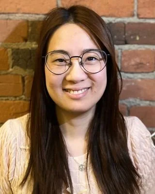 Portrait of Emma, Registered Social Worker offering online counselling