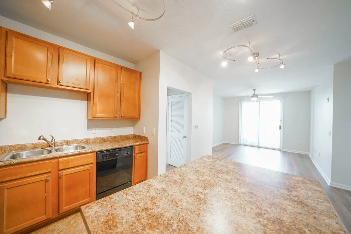 Spacious, bright, and ready for move-in. Schedule your tour today before it&rsquo;s gone!

www.carlylebartrampark.com/

#carlyleatbartrampark #carlyleatbartramparkapts #bartrampark #jacksonville #jaxfl #nowleasing #apartmentliving #moveinready #forre