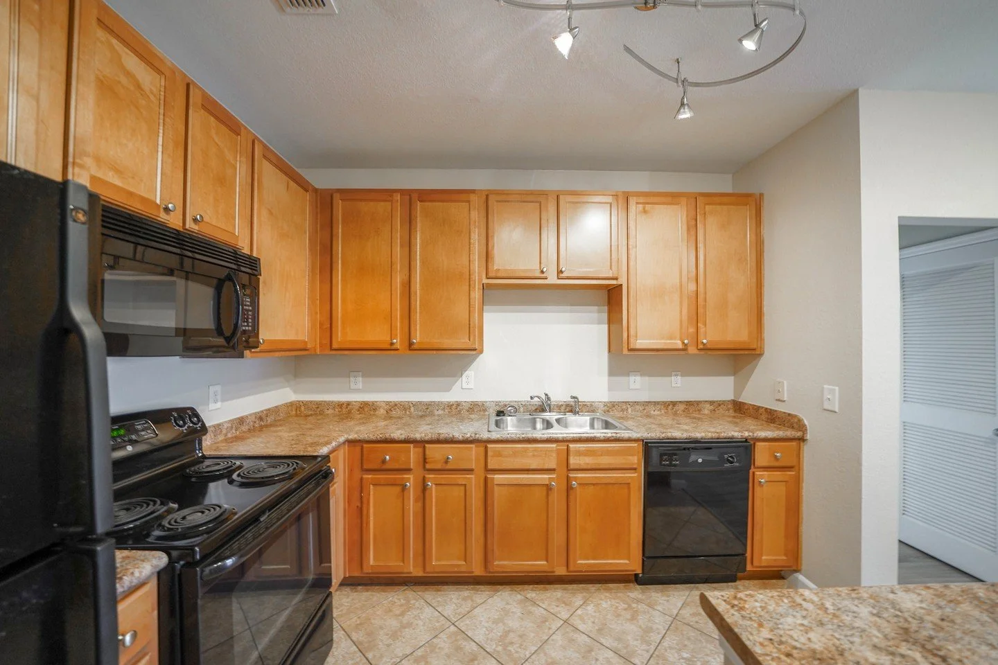 The best weekend plans always start in the kitchen 🏡🍽️

#CarlyleAtBartramPark #JacksonvilleFL #BartramPark #ApartmentLiving #HomeSweetHome #WeekendVibes #KitchenInspo #ResidentLife #CommunityLiving #JaxFL #SmokeFreeCommunity