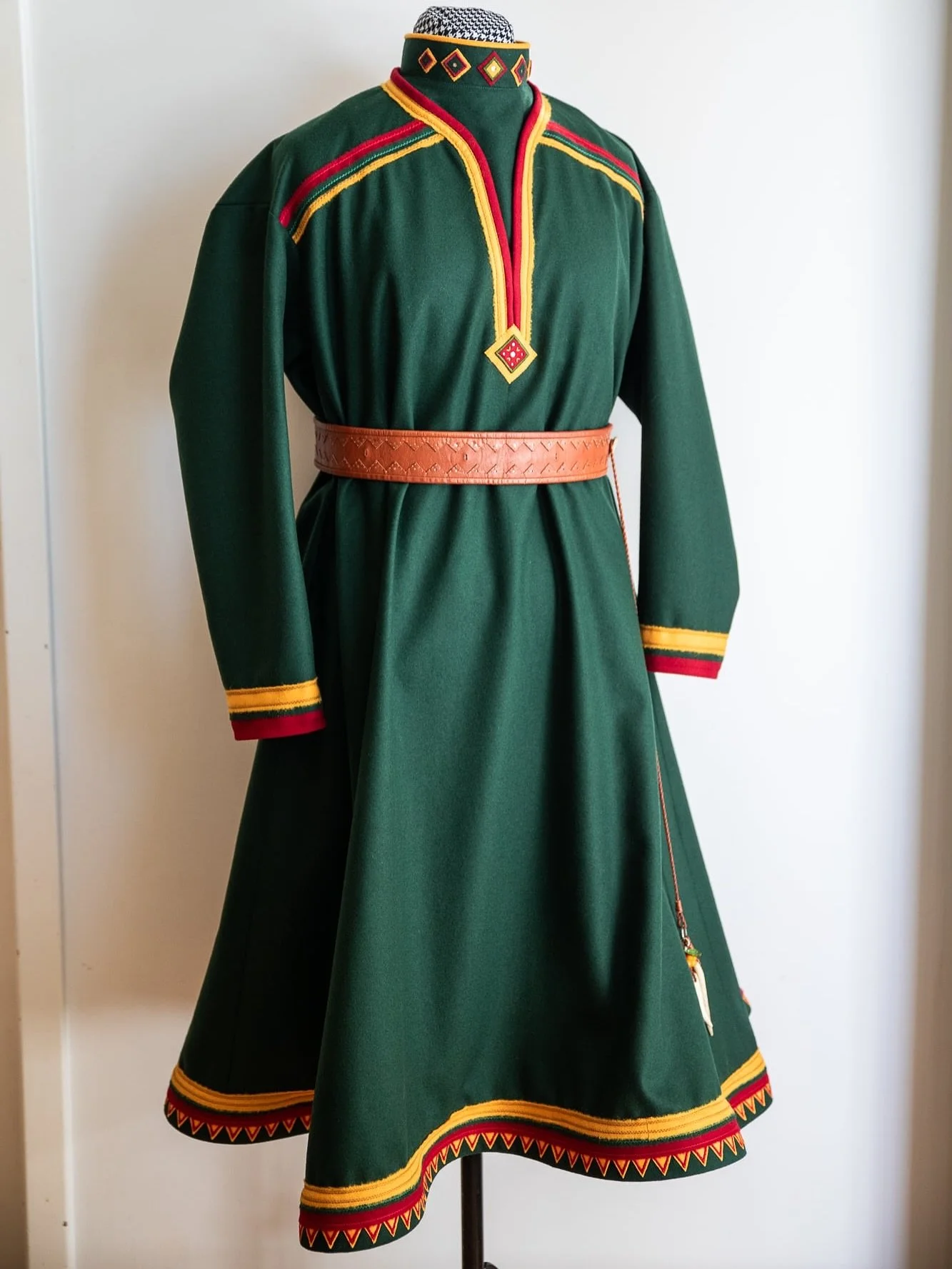 💚❤️💛
.
.
.
.
.
#syglede #syselv #synorge #selvsydd #s&oslash;m #duodji #s&aacute;pmi #samisk #indigenous #g&aacute;kti #kofte #loppakofte #altaloppakv&aelig;nangenkofte #sj&oslash;samisk #kv&aelig;nangenkofte #altakofte #koftebelte #riebangolli #vi