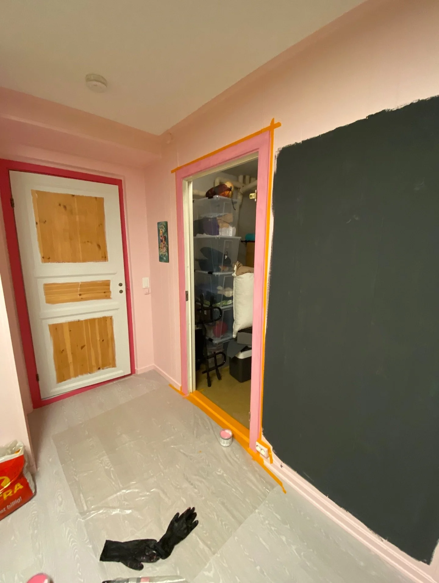 Har f&aring;dd min dr&oslash;mmed&oslash;r! ➡️ Retrotapet fra Finn.no va et skikkelig kupp! 🤩 Magnetvegg e ogs&aring; p&aring; gang, men det tar tid og irritasjon alts&aring;. Verste malinga eg har v&aelig;rt borti, klumpe seg sykt fort og drysse n&