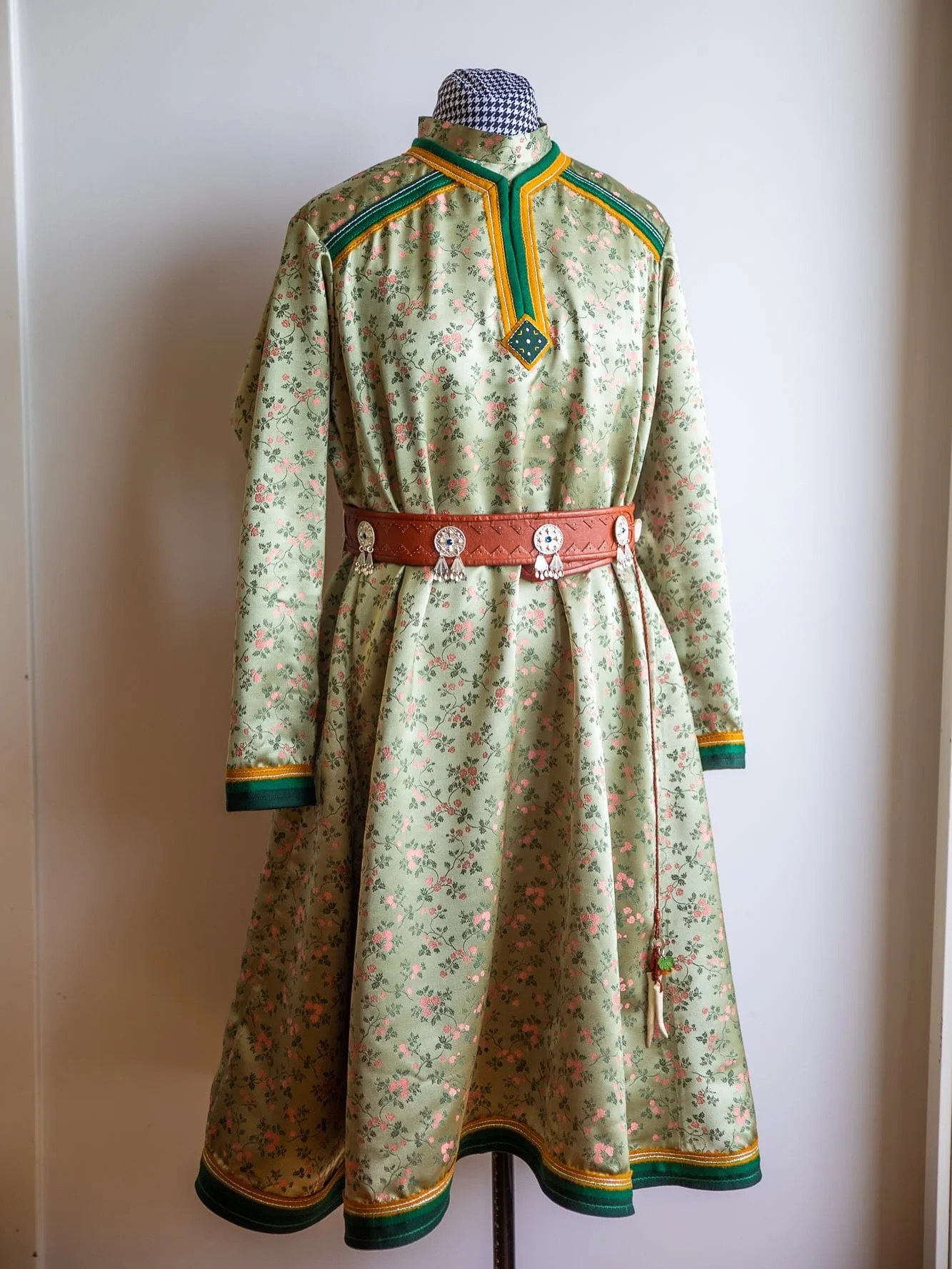 💚🩷
.
.
.
.
.
#syglede #syselv #synorge #selvsydd #s&oslash;m #duodji #s&aacute;pmi #samisk #indigenous #g&aacute;kti #kofte #lyngenkofte #lyngenkofta #ivgug&aacute;kti #koftebelte #riebangolli #visygale #samekofter #lyngenkommune #k&aring;fjord #k&