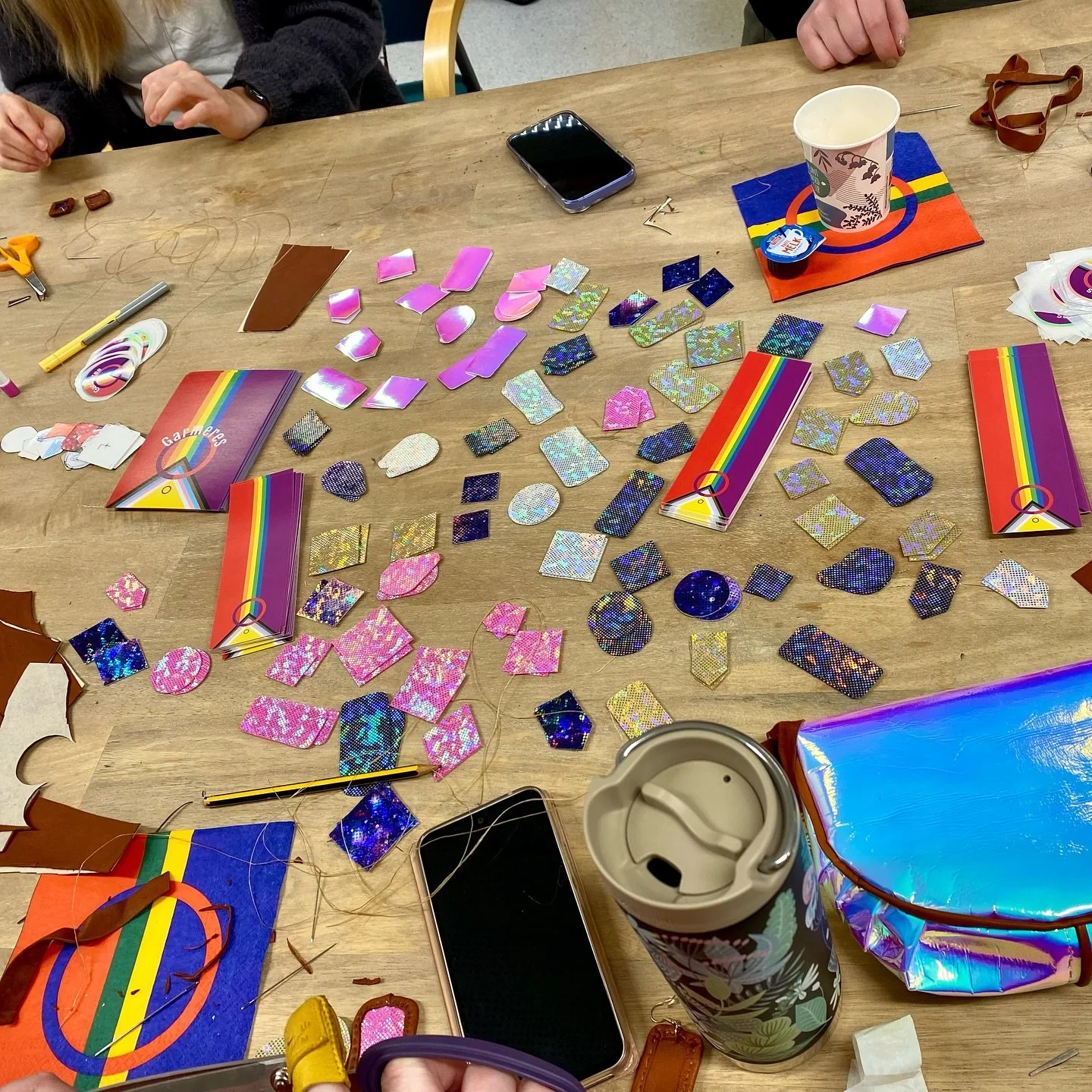 Party&oslash;redobber! 🌸✨ 
Workshop i samarbeid med @garmeresorg og @romssasamiviessu under @arcticpride_ 🌈
.
.
.
.
#s&aacute;pmi #samisk #duodji #bealječiŋat #samiskdesign #arcticpride2025 #samiskinspirert