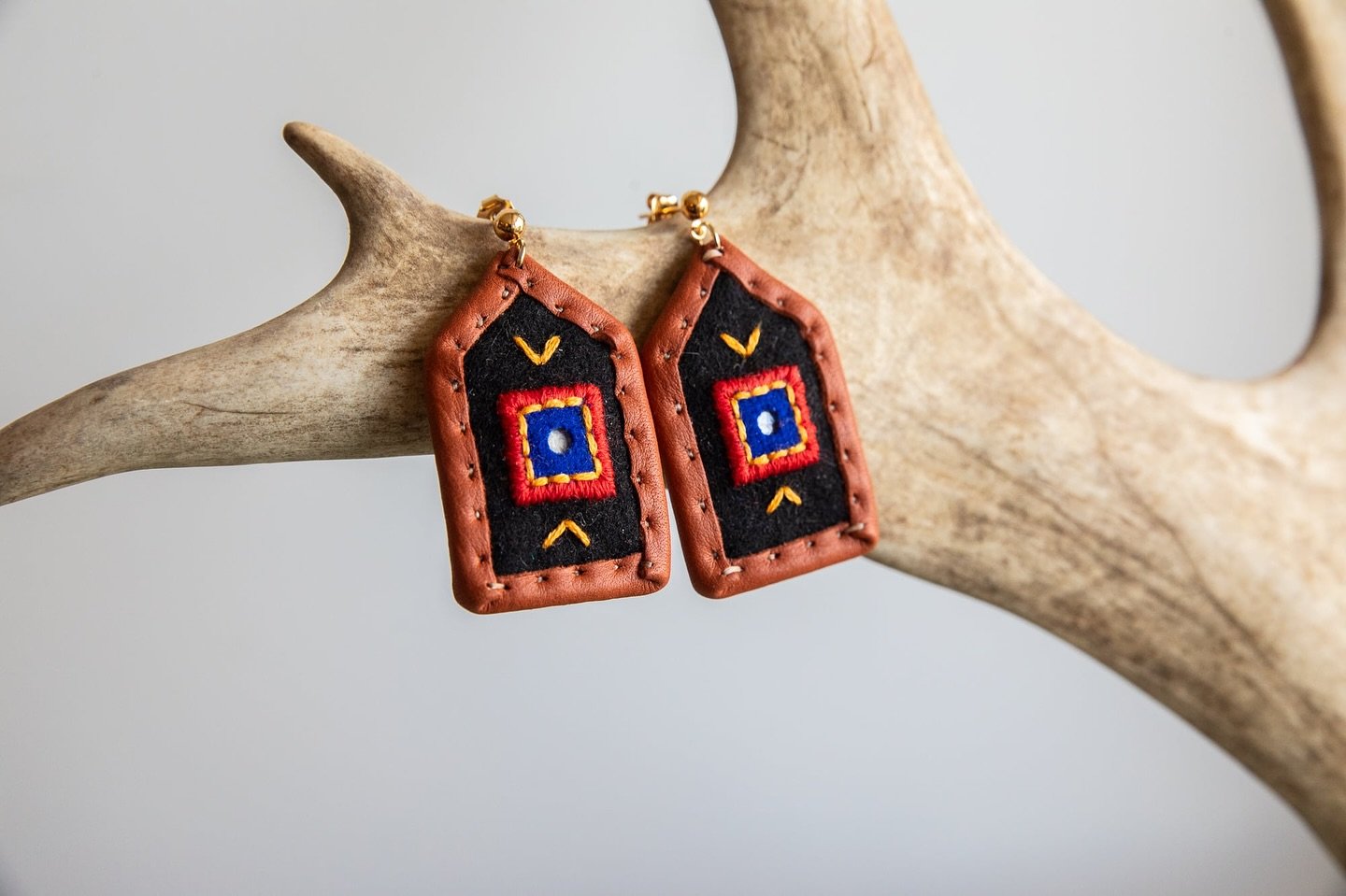 &Oslash;redobber med kr&aring;kes&oslash;lv 🖤
.
.
.
.
.
#s&aacute;pmi #samisk #samiskh&aring;ndtverk #duodji #samiskinspirert #bealječiŋat #kr&aring;kes&oslash;lv #reinskinn #finnmark #troms #tromsfylke