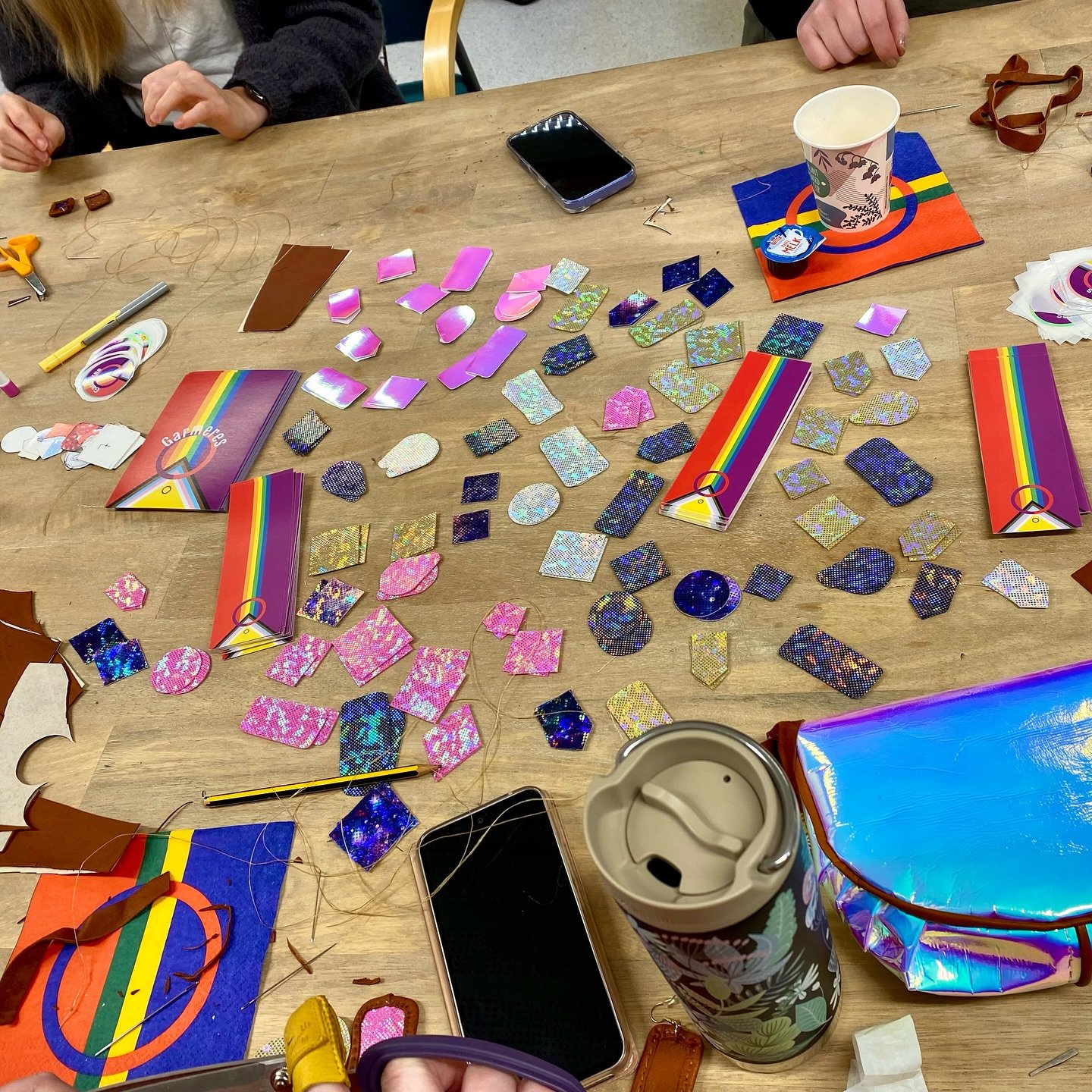 Party&oslash;redobber! 🌸✨ 
Workshop i samarbeid med @garmeresorg og @romssasamiviessu under @arcticpride_ 🌈
.
.
.
.
#s&aacute;pmi #samisk #duodji #bealječiŋat #samiskdesign #arcticpride2025 #samiskinspirert