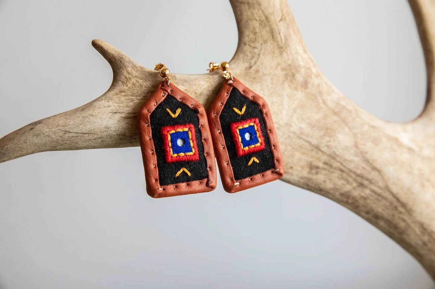 &Oslash;redobber med kr&aring;kes&oslash;lv 🖤
.
.
.
.
.
#s&aacute;pmi #samisk #samiskh&aring;ndtverk #duodji #samiskinspirert #bealječiŋat #kr&aring;kes&oslash;lv #reinskinn #finnmark #troms #tromsfylke