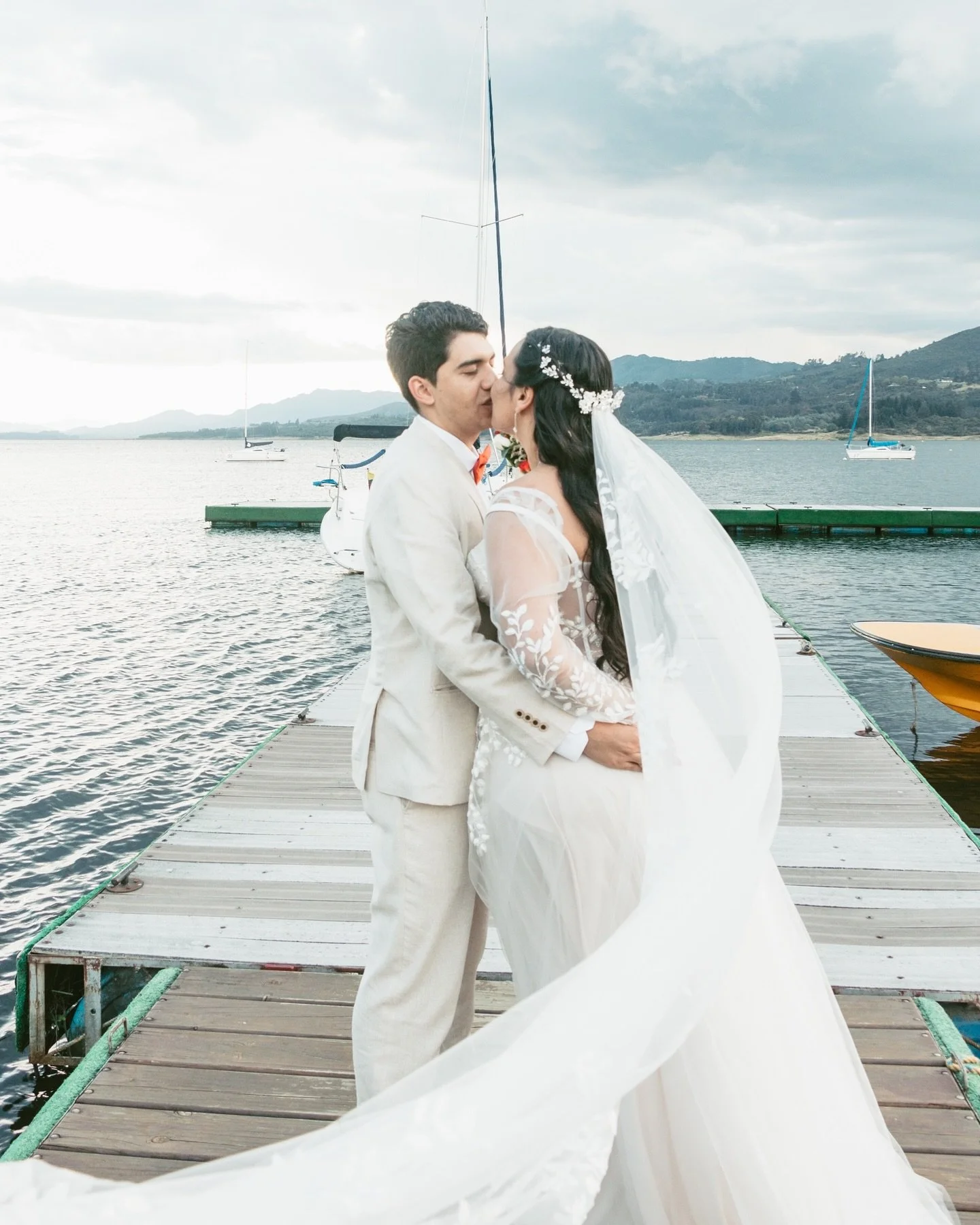 Me encantan los velos con personalidad que intentan protagonizar las fotos ✨

&bull;
&bull;
#bride #wedding #weddingdress #hairstyle #hair #weddingday #details #love #couple #colombia #natural #instalove #inspiration #fotografodebodas #instagood #bod