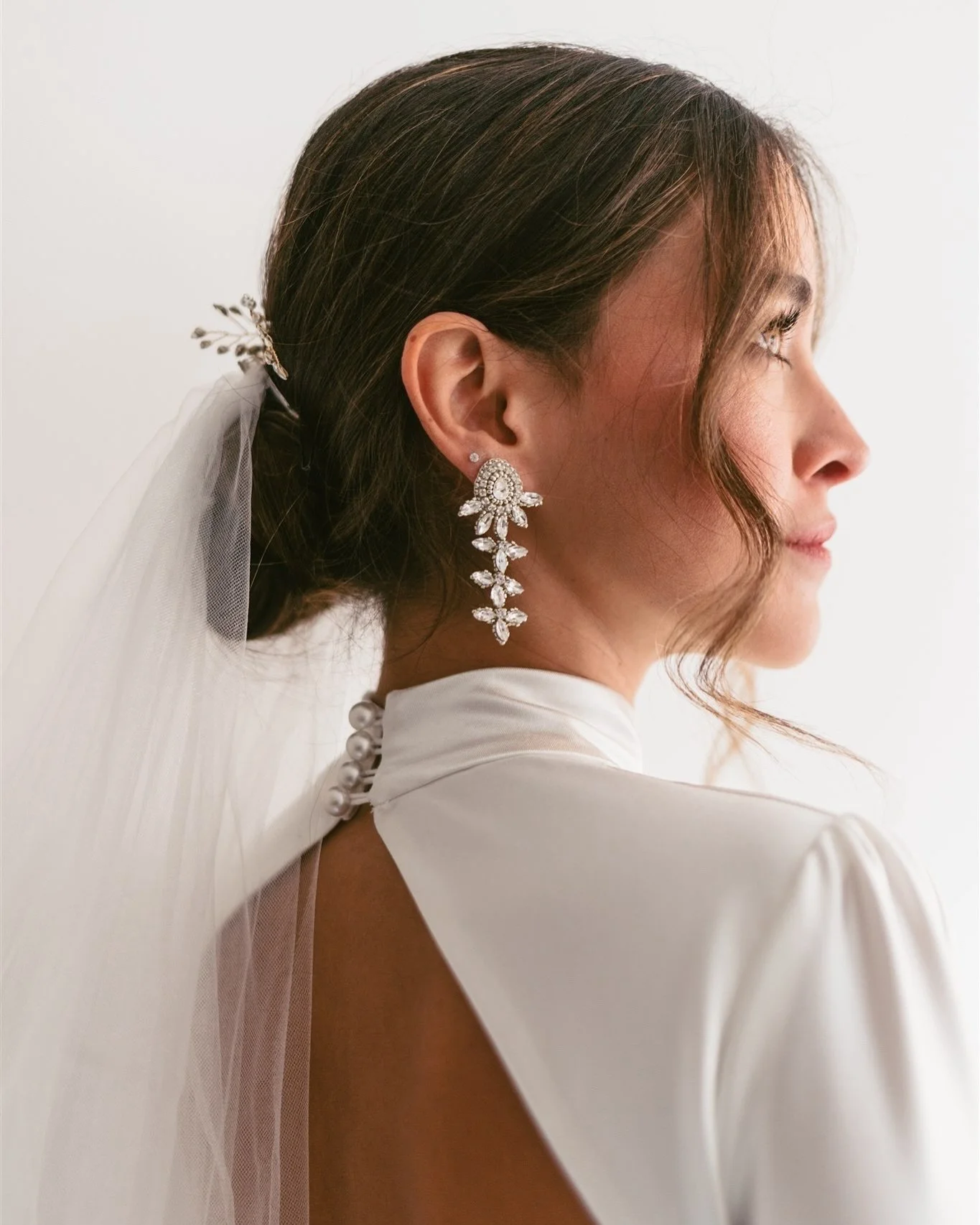 Detalles de Dani el d&iacute;a de su matri 🤍 no se imaginan lo preciosa que se ve&iacute;a.

&bull;
&bull;
#bride #wedding #weddingdress #hairstyle #hair #weddingday #details #love #couple #colombia #natural #instalove #inspiration #fotografodebodas