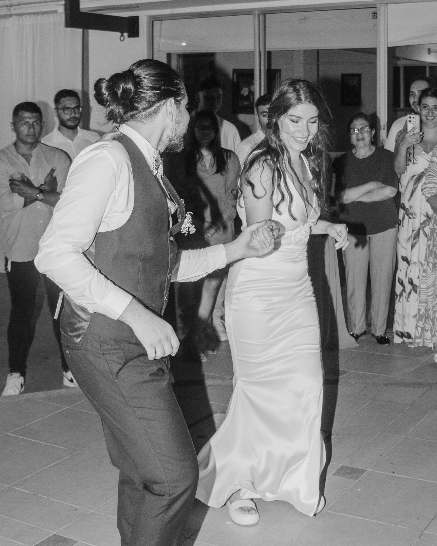 Bailemos como si no nos estuviera viendo nadie 🪩
Agenda abierta 2025 🌟

#inspiracionparanovias #makeupparanovias #bodasencolombia #bodasbogota #forografacolombiana #loveweddings #colombia #couple #weddingdestination #weddingcolombia #bodas2025