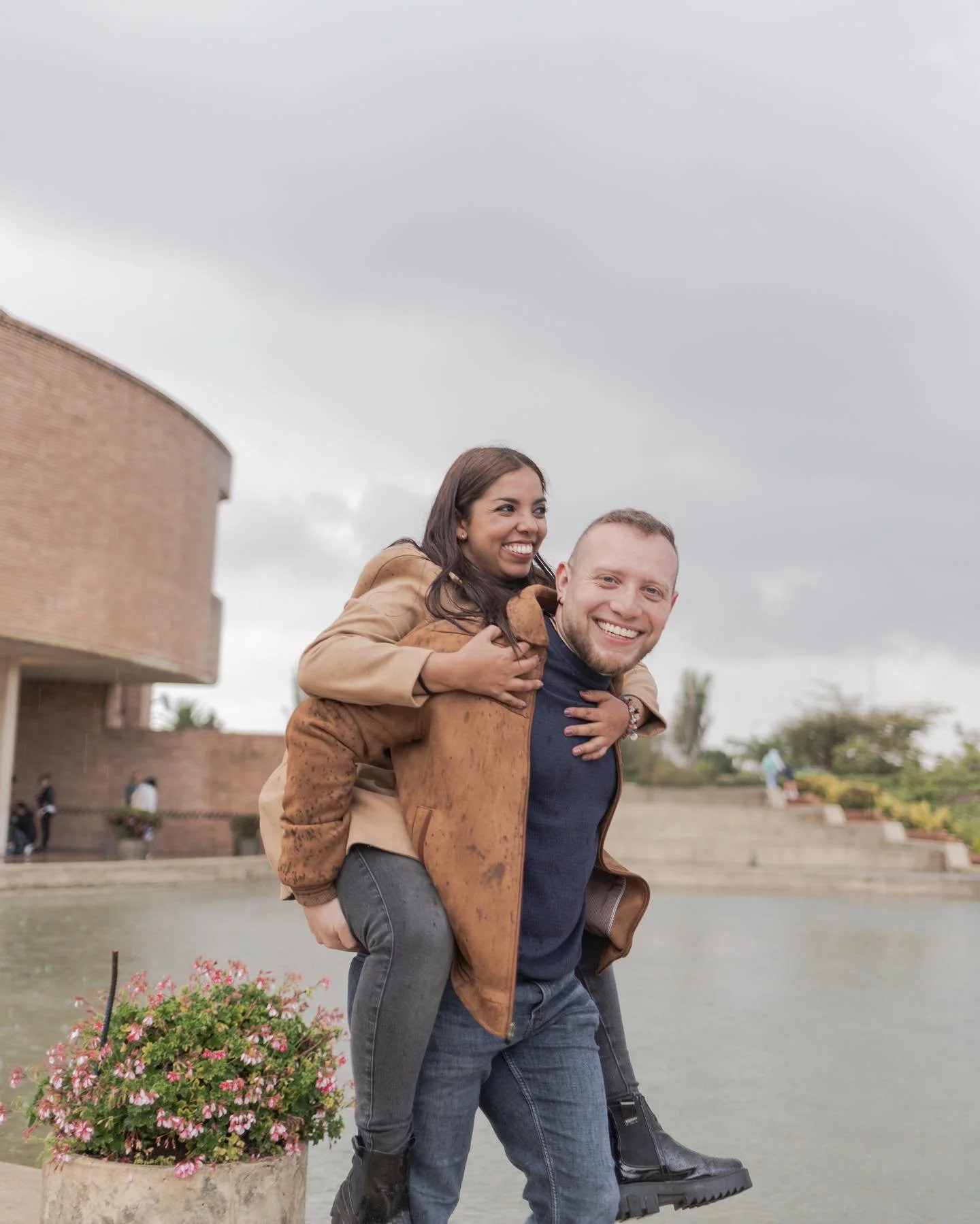 Este d&iacute;a nos estaba lloviendo, pero eso no fue impedimento para Pau y Michael 🫶🏻🤍