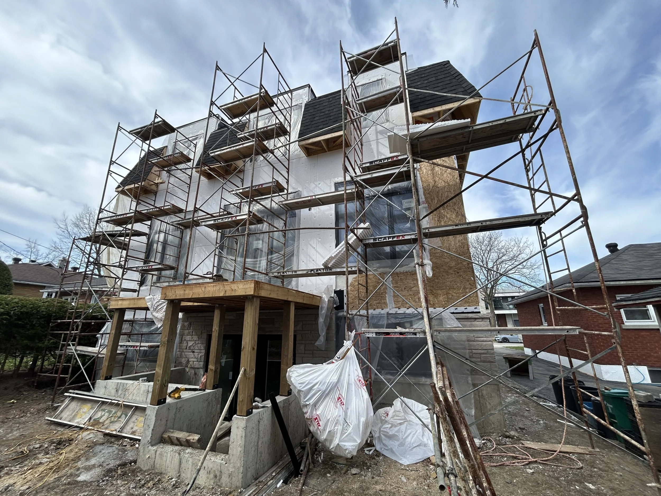 Oranssi carpenter using bench saw