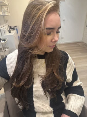 Goldwell kleurproducten en kwasten klaargezet in de salon