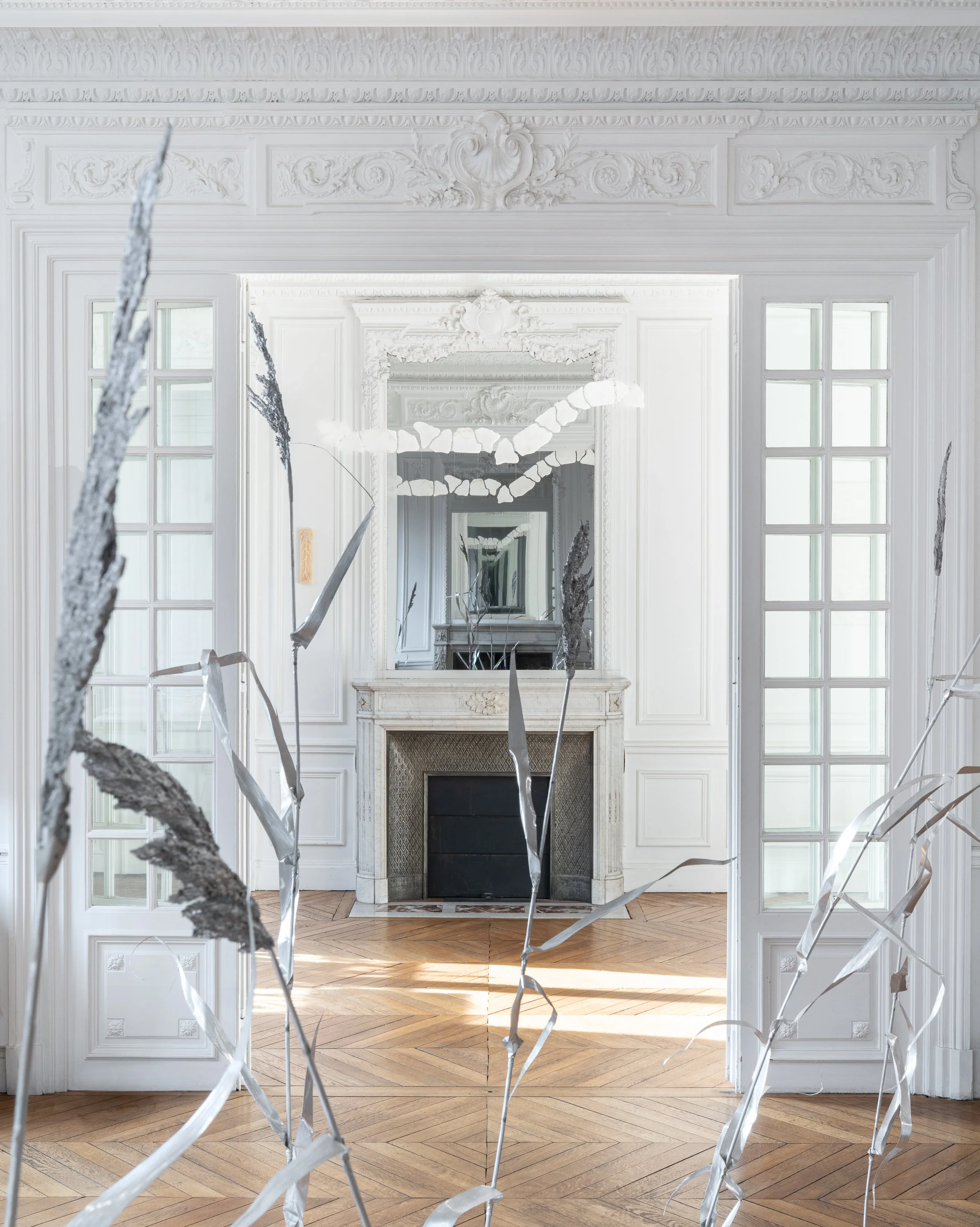 LA MAIN AUSSI A SES RÊVES — Julia Gault and Darta Sidere