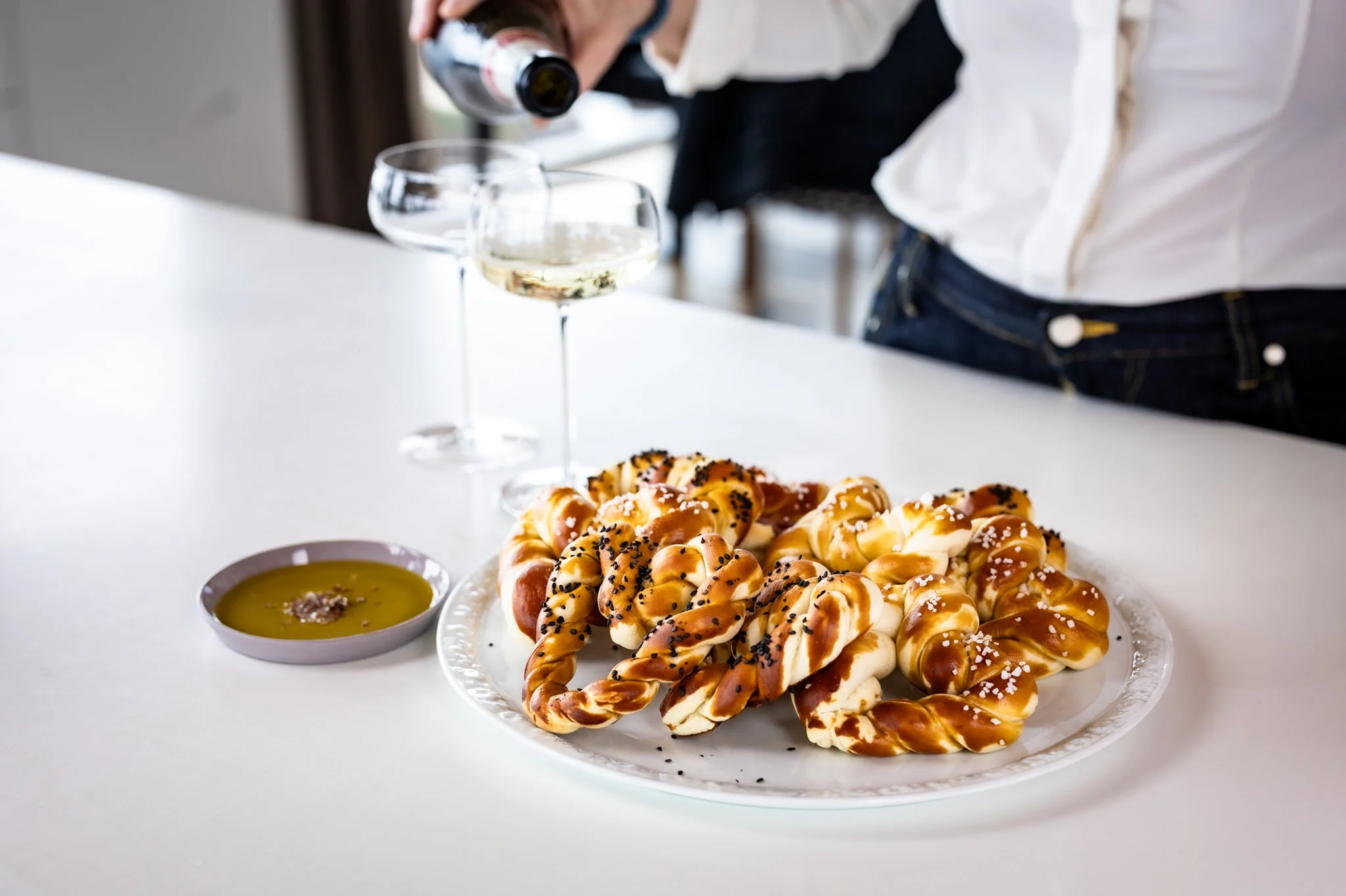 Ein schwarzer Teller mit Krautsalat, der mit Walnüssen garniert ist.