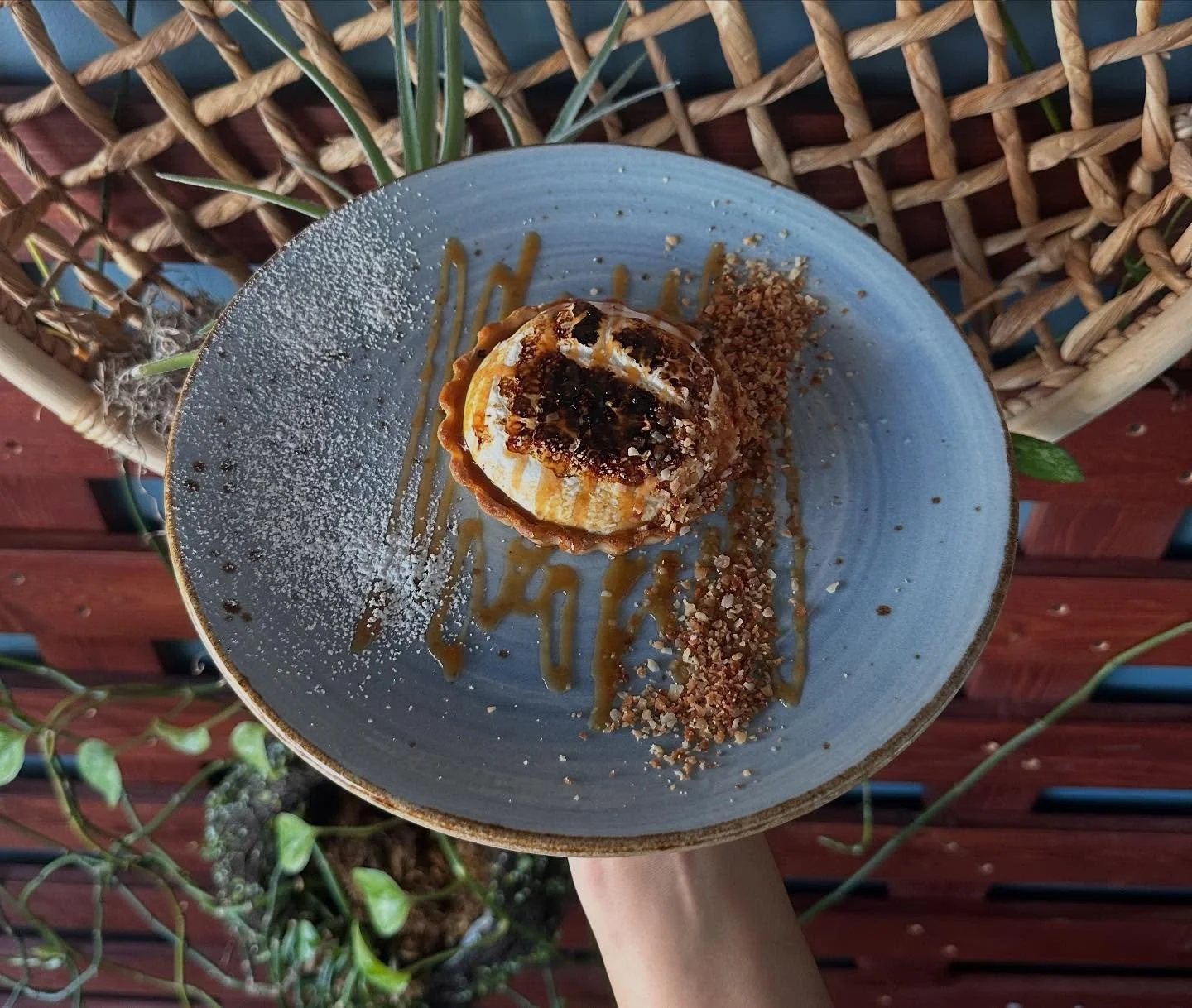 Toasted banana tart, house made marshmallow, miso caramel, and crumbled coconut. Yes please 🥹