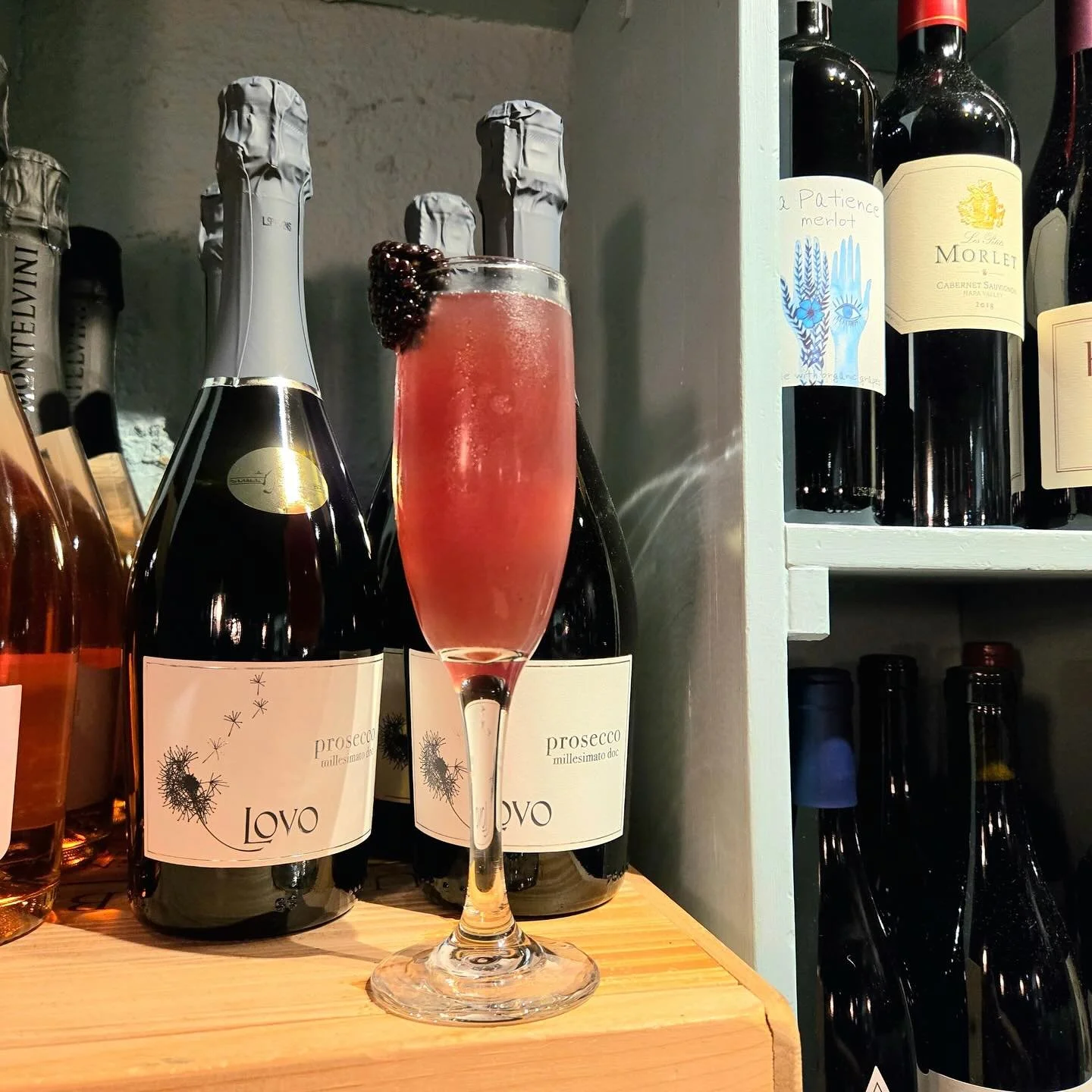 Blackberries, rosemary simple syrup, and prosecco make the best fall inspired Bellini! 🍂