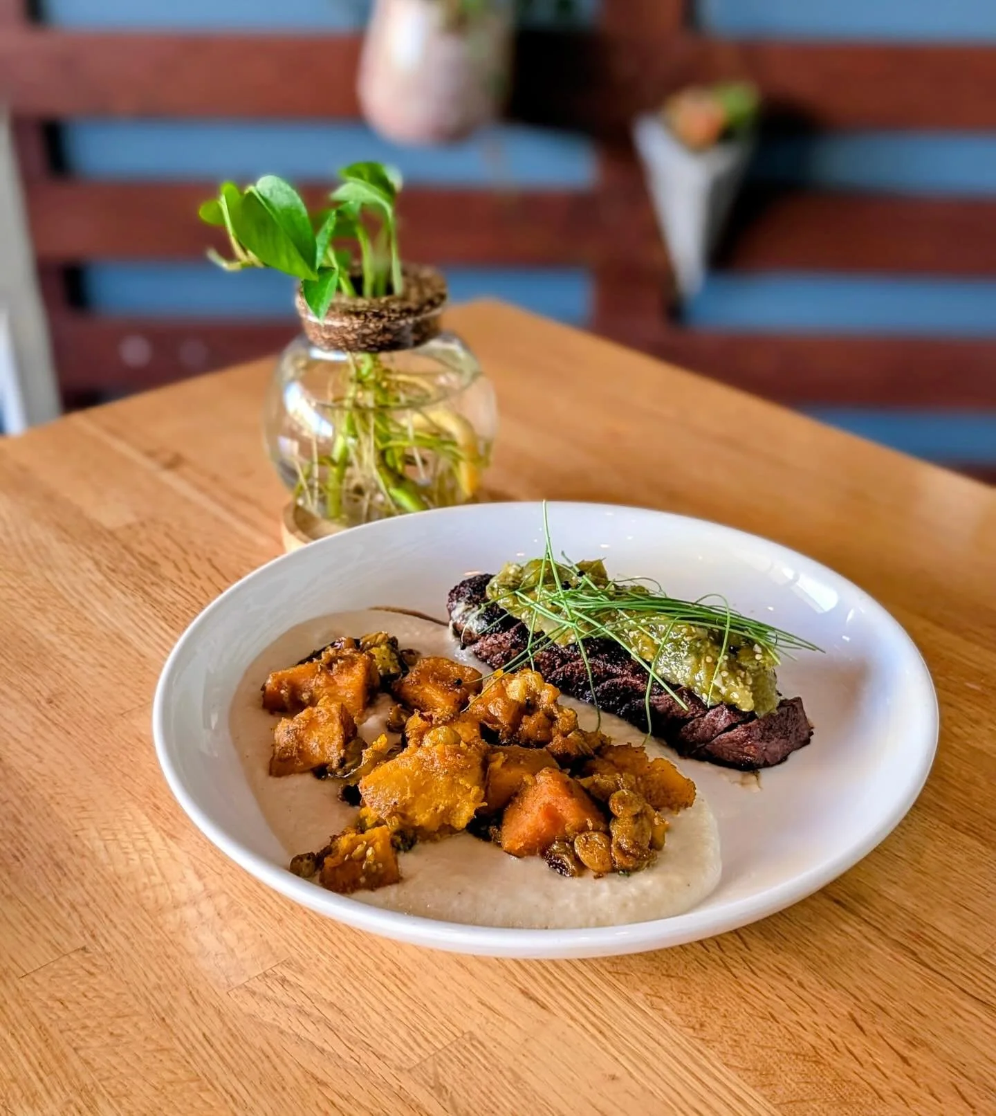 Mole sliced flatiron, roasted squash, charred tomatillos and golden raisins, salsa verde, and onion soubis. Fall flavors reimagined. 🤤🎃 on our fall harvest menu and available a la carte !
