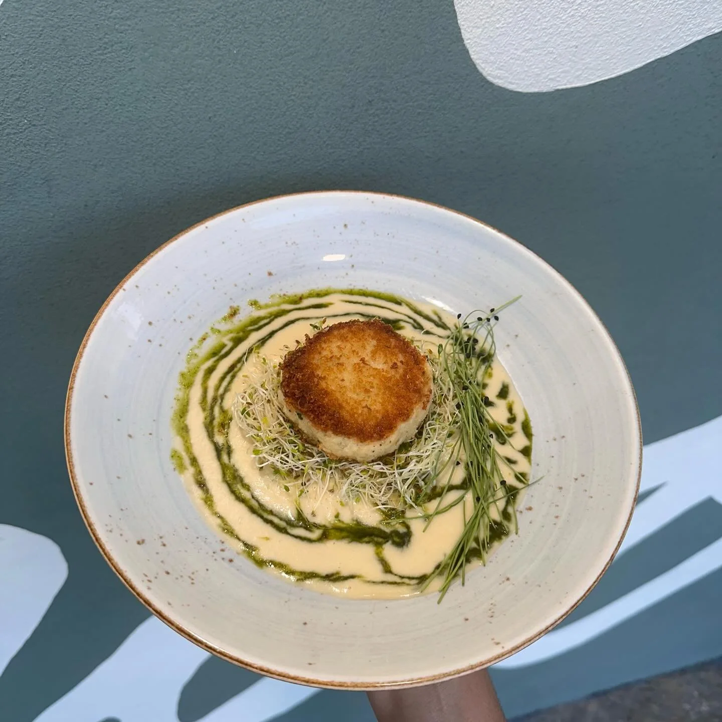 Crab cake, caramelized potato and leek pur&eacute;e, alfalfa sprouts tossed in a charred scallion vinaigrette, and krack sauce. 😳😍