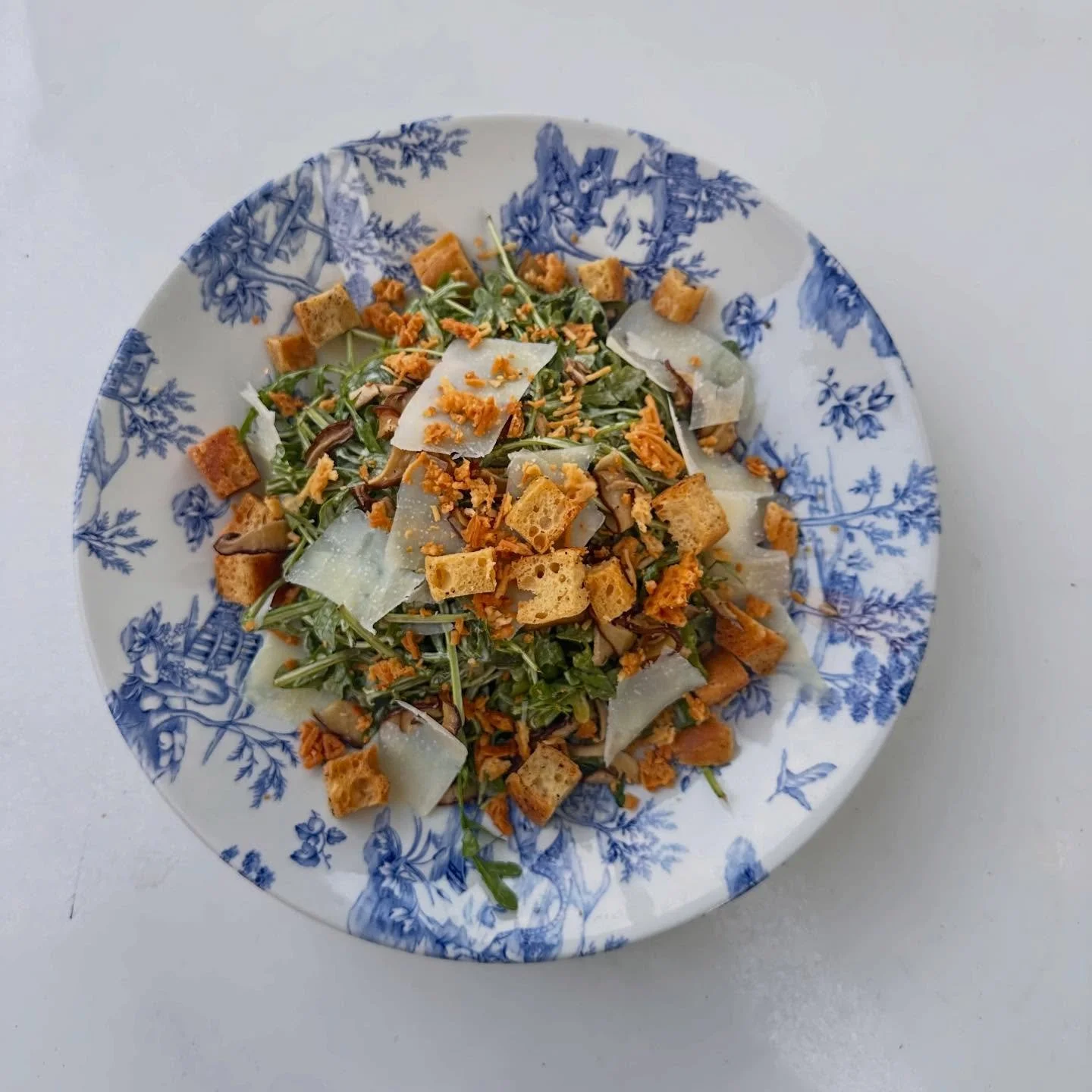 A new favorite 🤩 Baby arugula and kale 
Truffle Caeser dressing 
Roasted shiitake mushrooms 
Parmesan crisps 
Shaved Parmesan 
Focaccia croutons