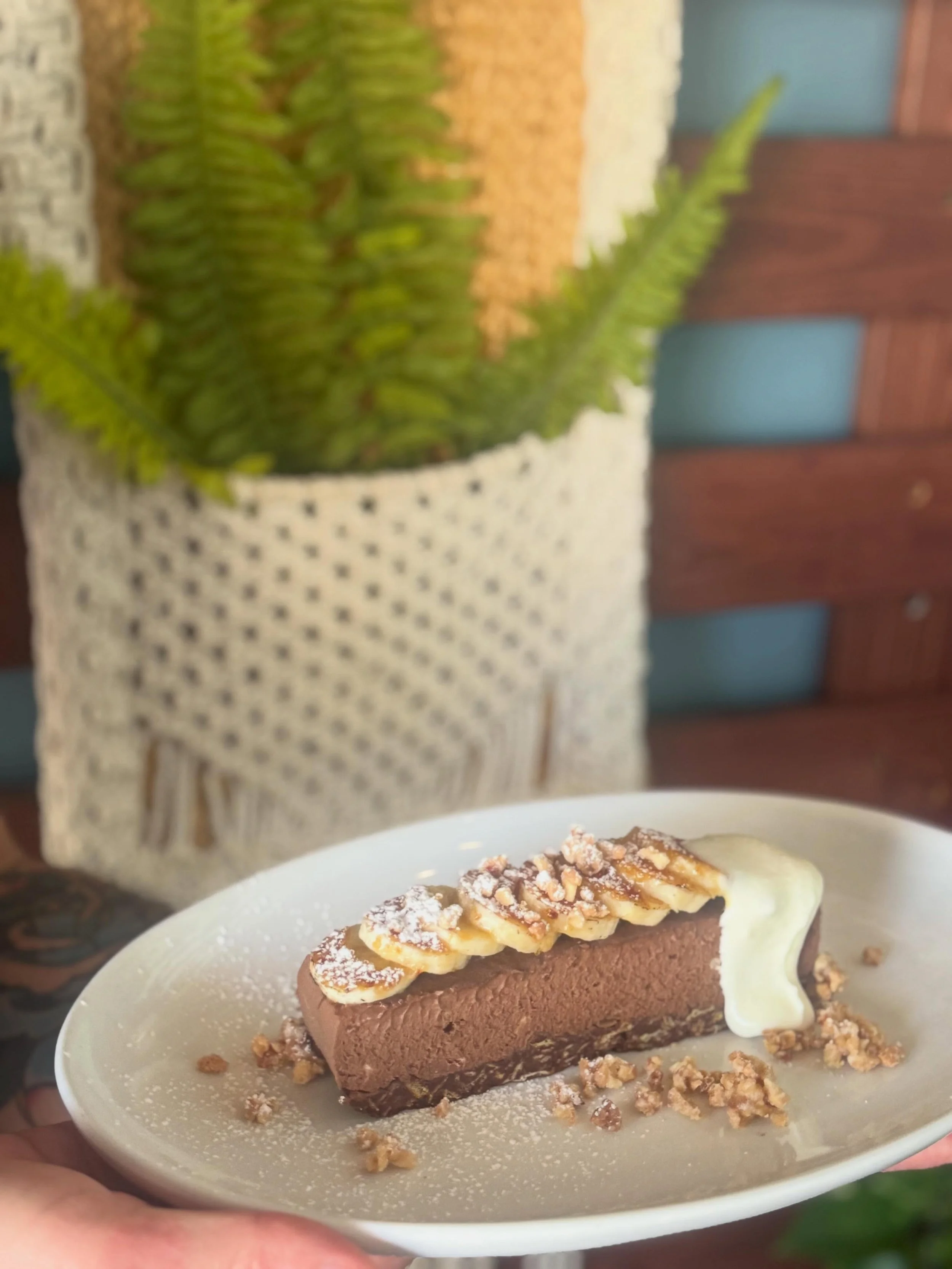 We know what Mom wants. Chocolate corn flake base, chocolate mousse, espresso chocolate ganache, cr&egrave;me fraiche , candied peanuts, and bruleed bananas. 🤩