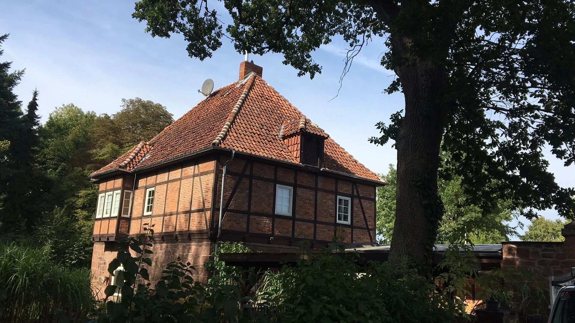 Dachziegel mit Mörtel verstreichen | Firstziegel &amp; Gratziegel | Dachdeckerei