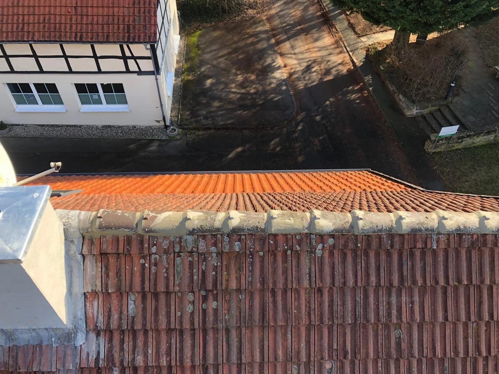 Dachdeckerarbeiten mit Mörtel | in Bovenden &amp; Landkreis Göttingen | Firstverstrich | Dachdeckerei mit Hebebühne