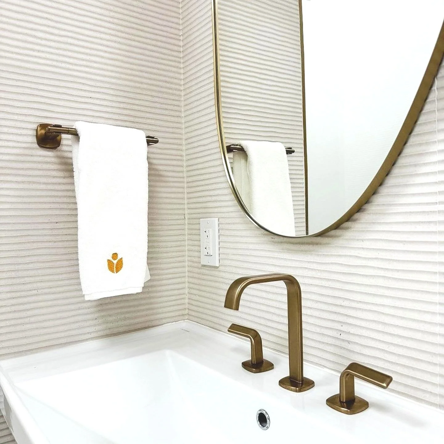 michalmiarainteriors_1729000102_3479427503271345085_2992330853 (2).jpg